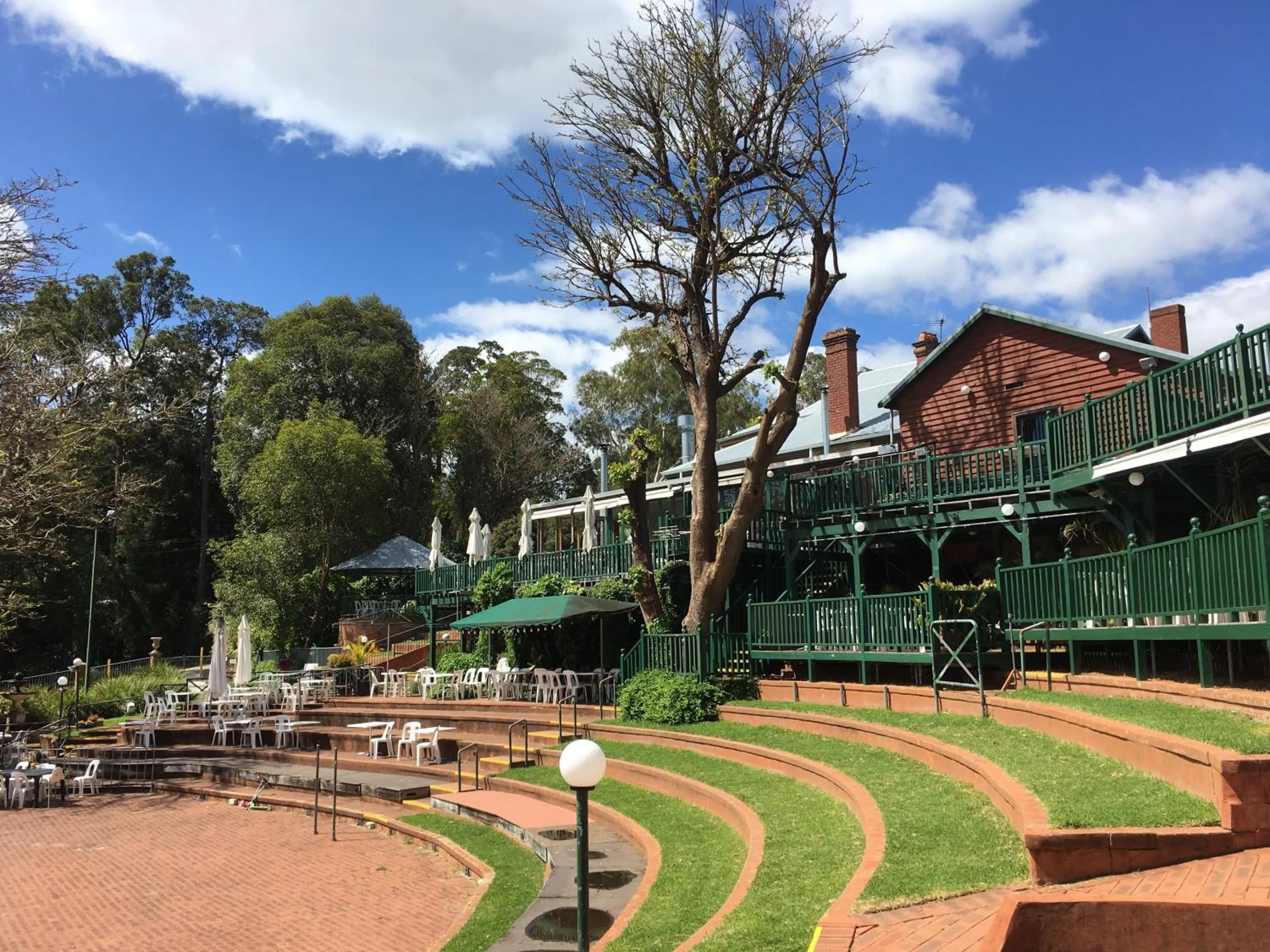 Garden in Mundaring Weir Hotel