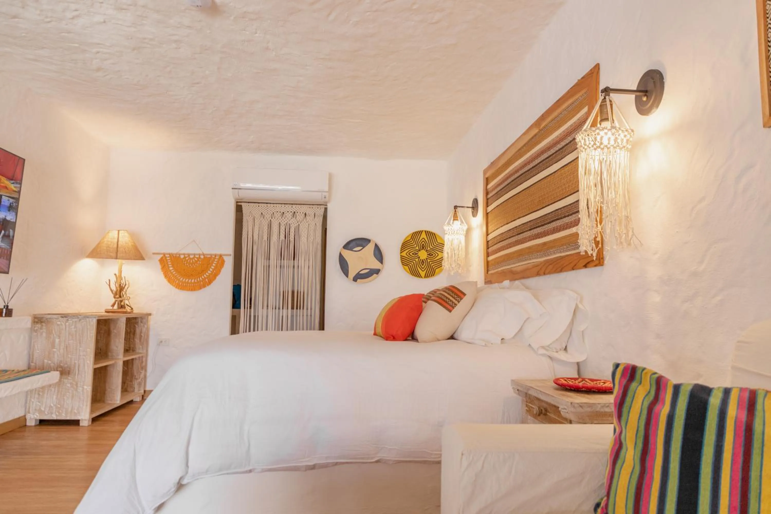 Photo of the whole room, Bed in Bora Bora Cartagena