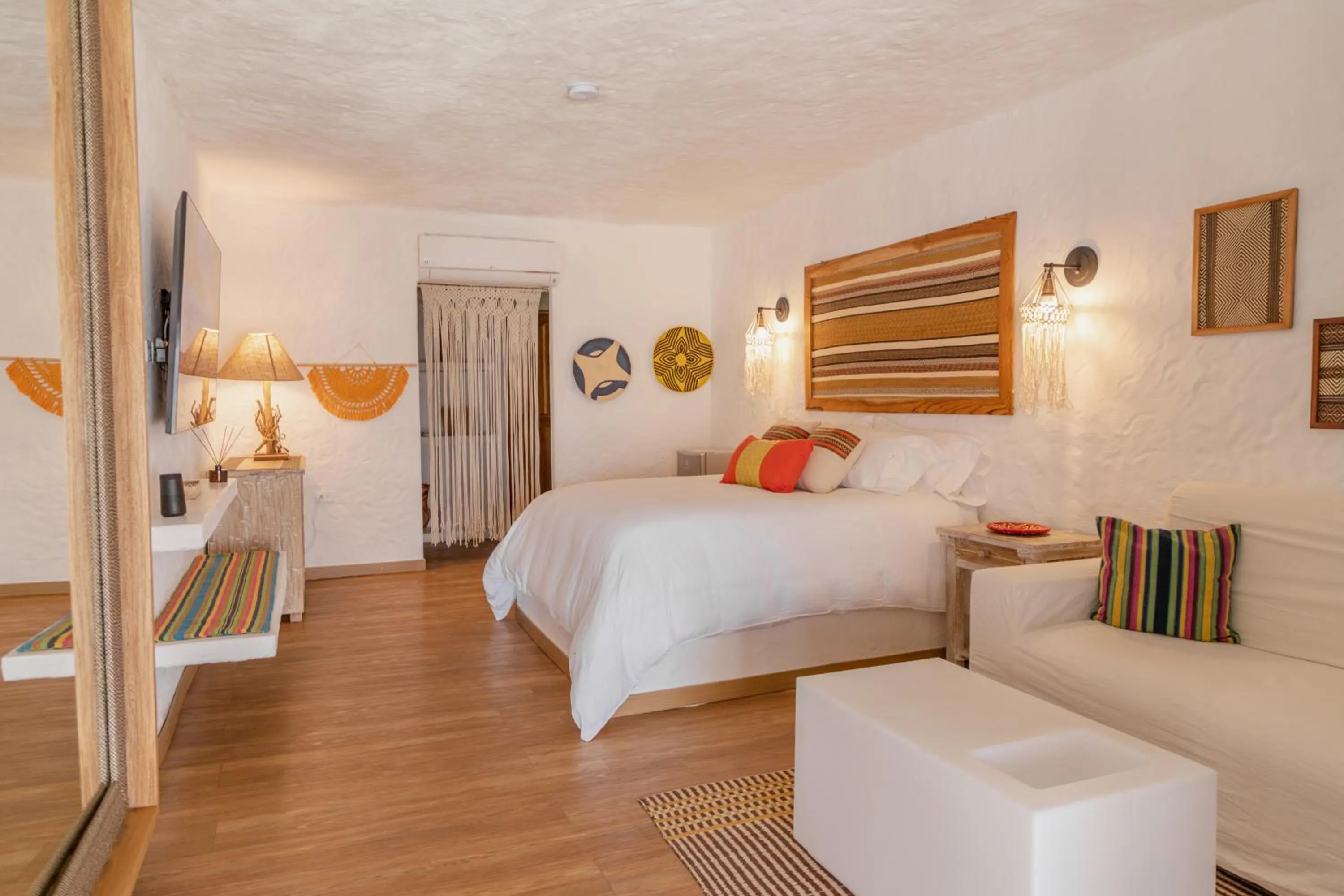 Photo of the whole room, Bed in Bora Bora Cartagena