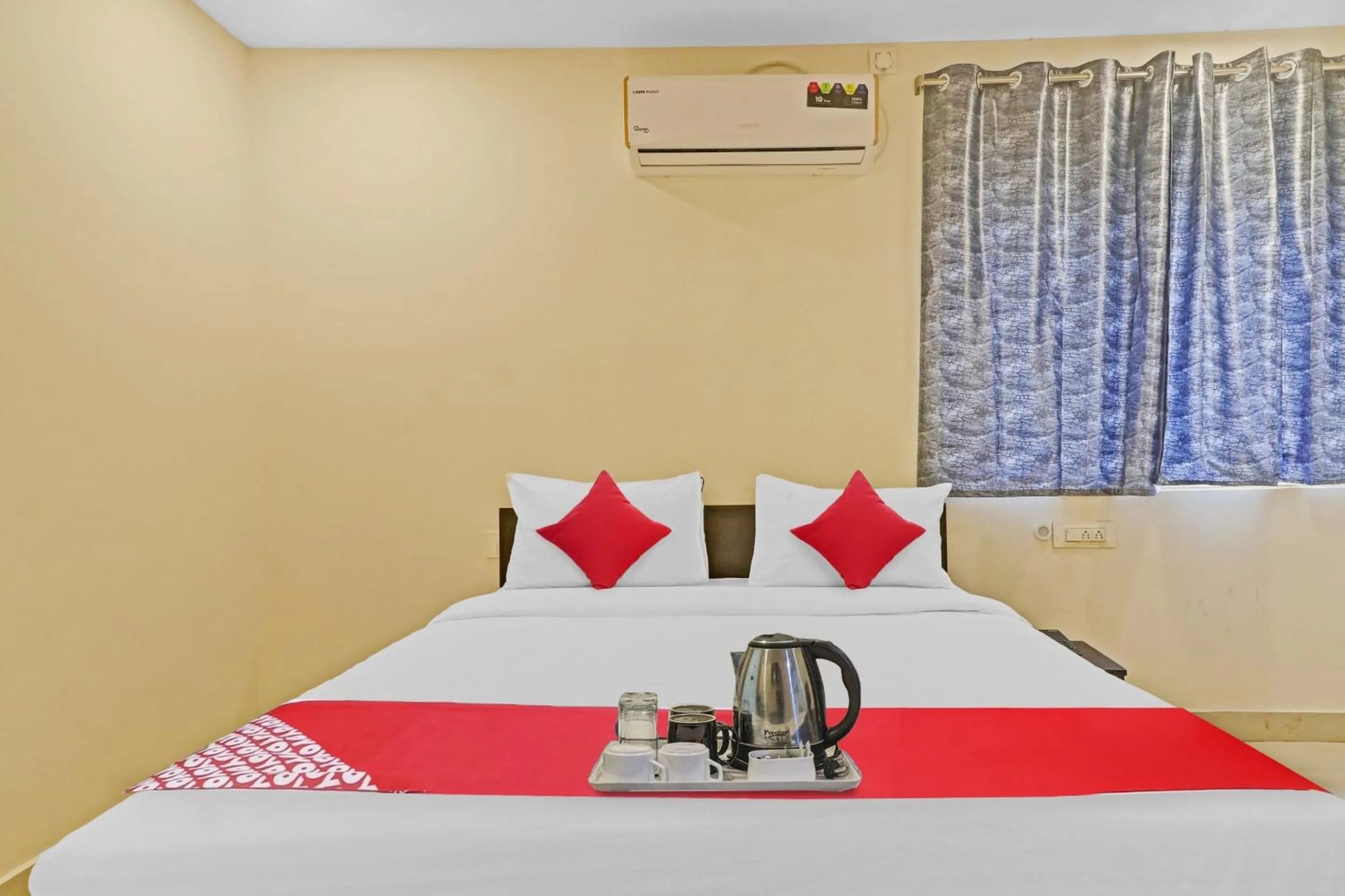 Bedroom, Bed in Hotel O City Holiday