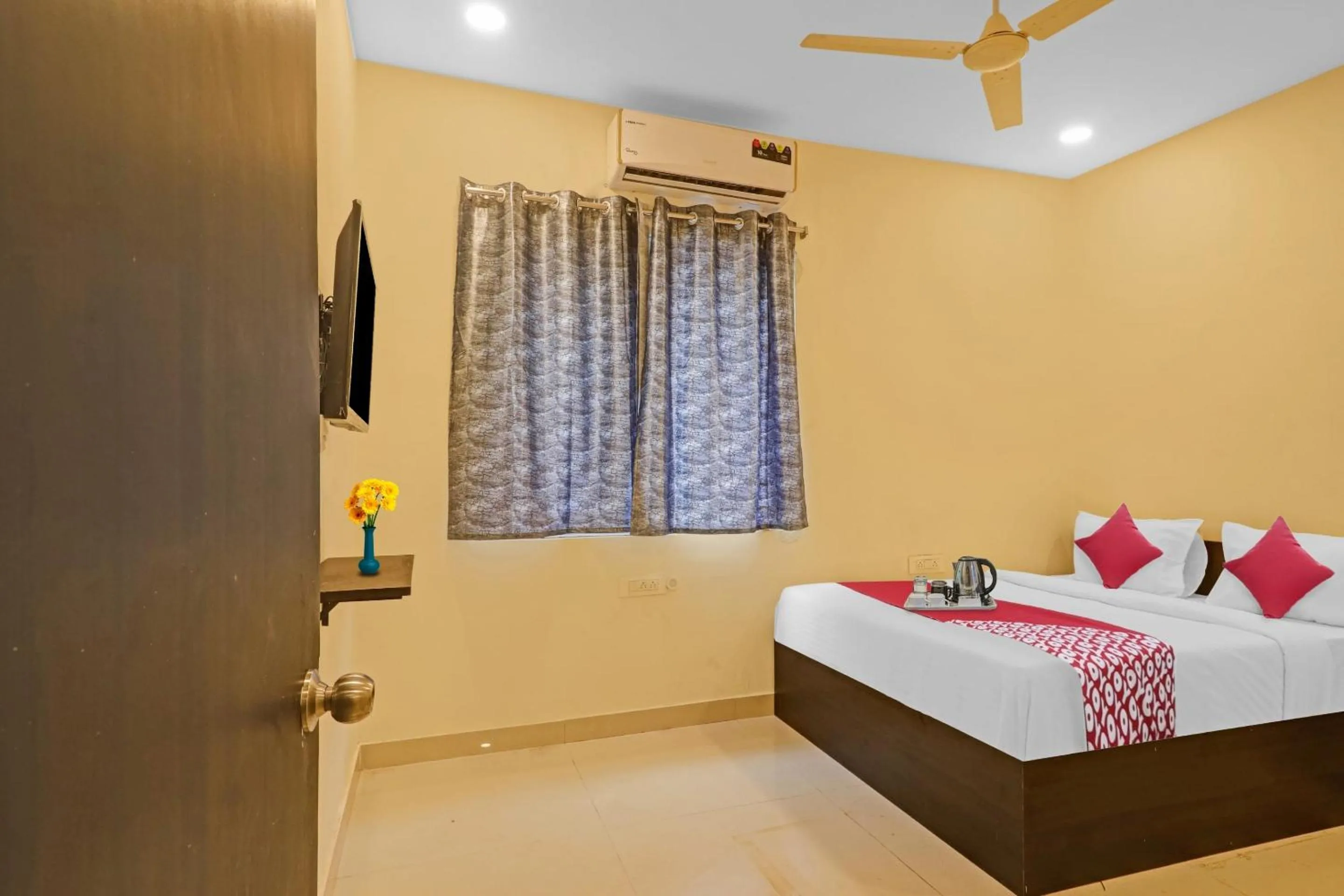 Bedroom, Bed in Hotel O City Holiday