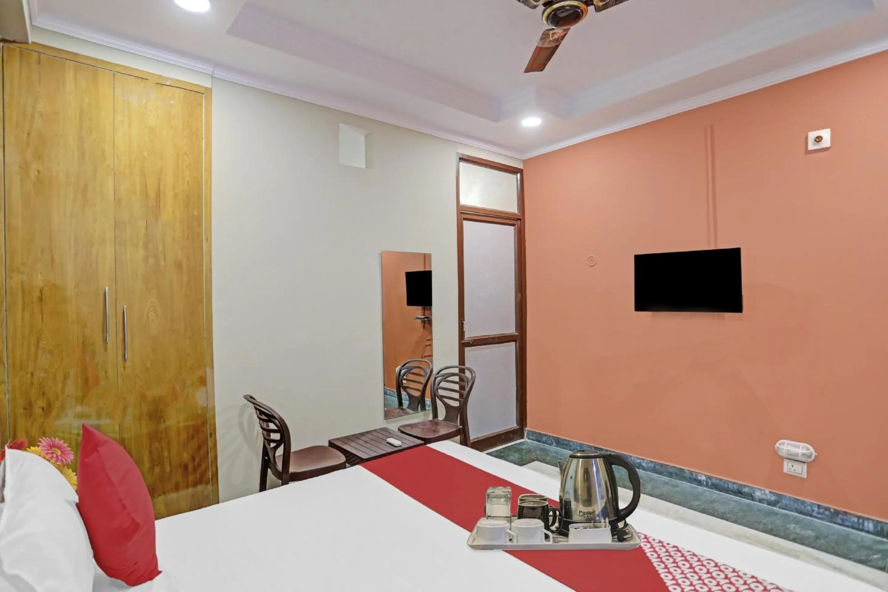 Bedroom in Hotel O Metro Inn