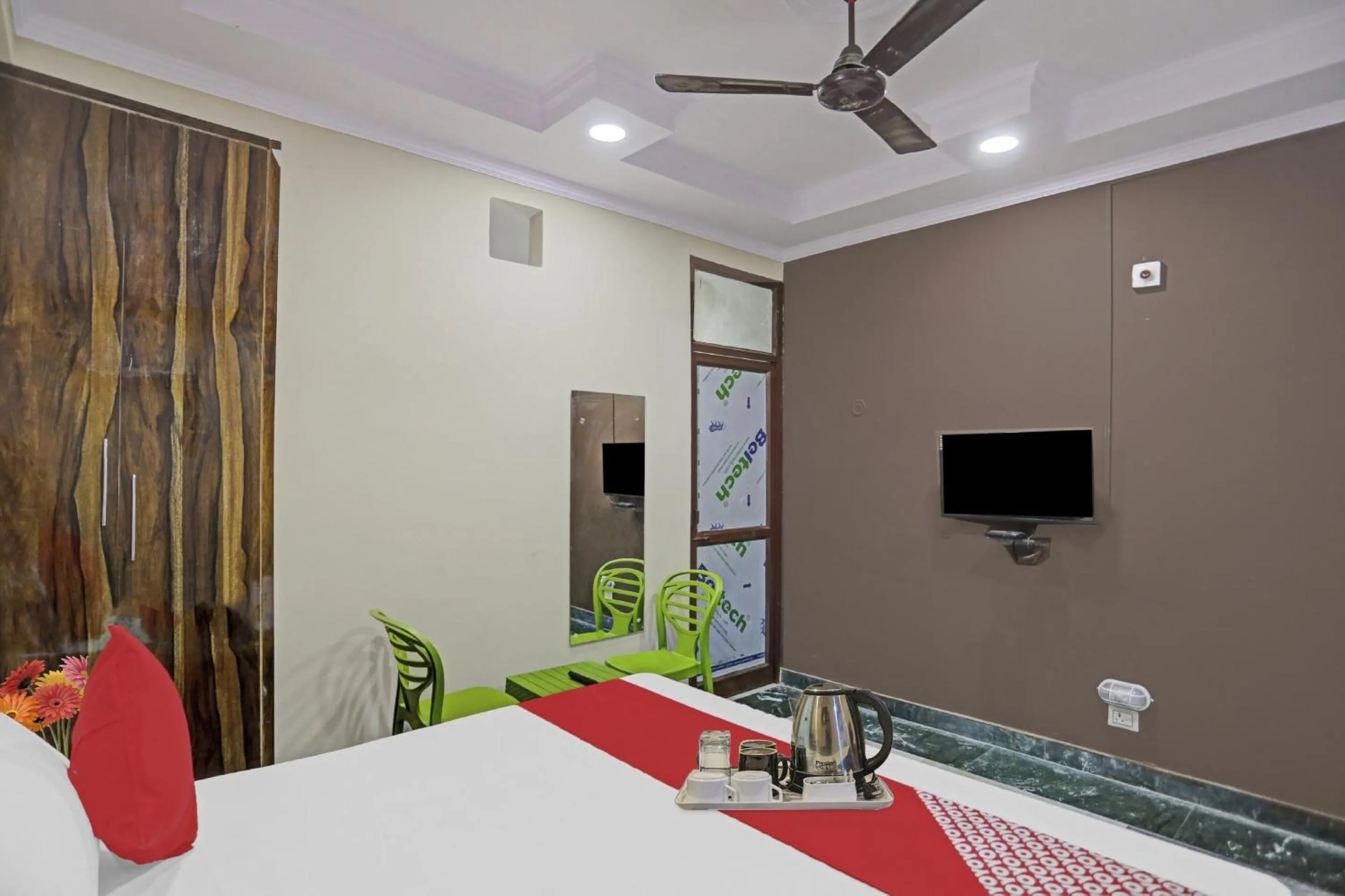 Bedroom in Hotel O Metro Inn