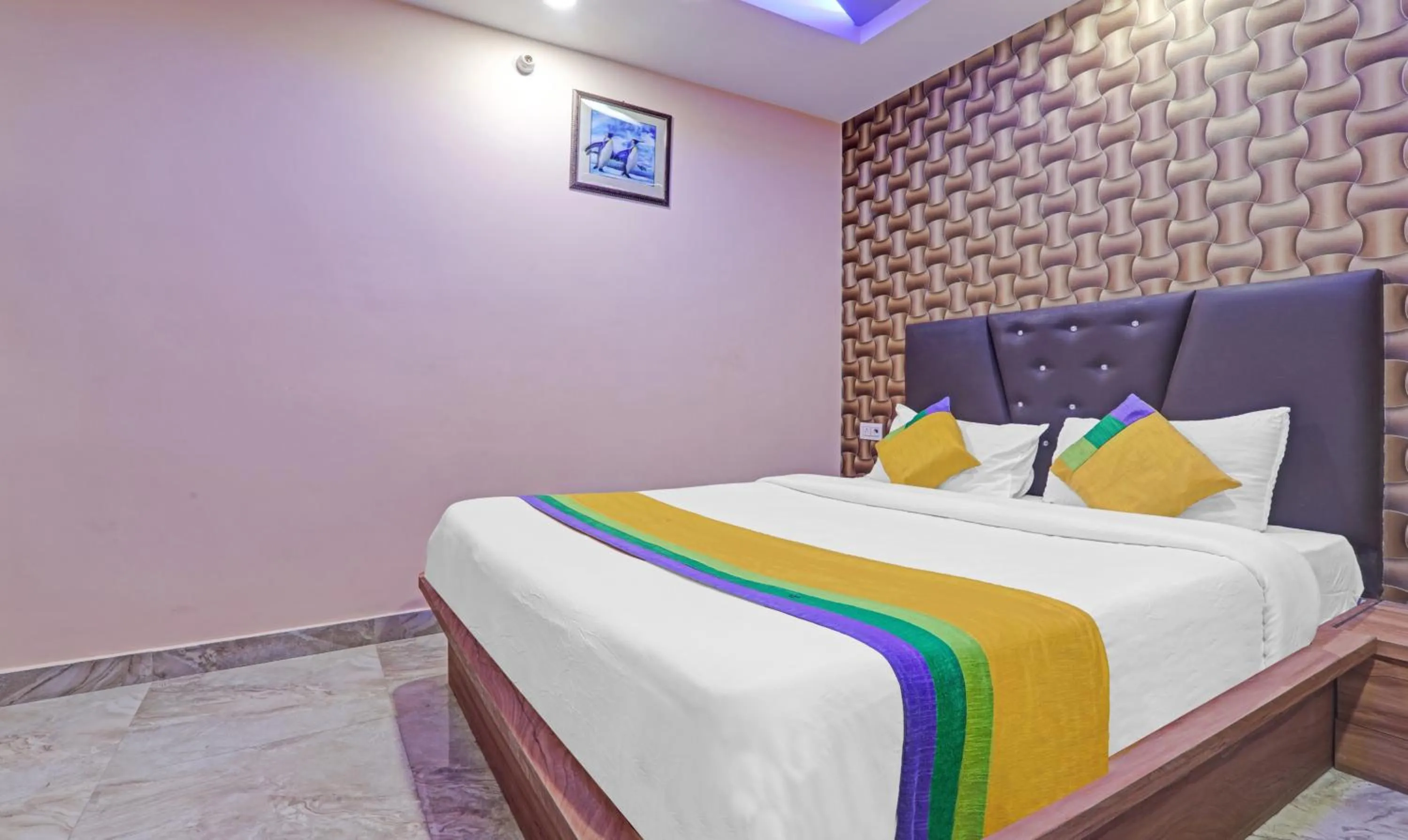 Bed in Itsy Hotels Royal Galaxy - 3 km From Sangam