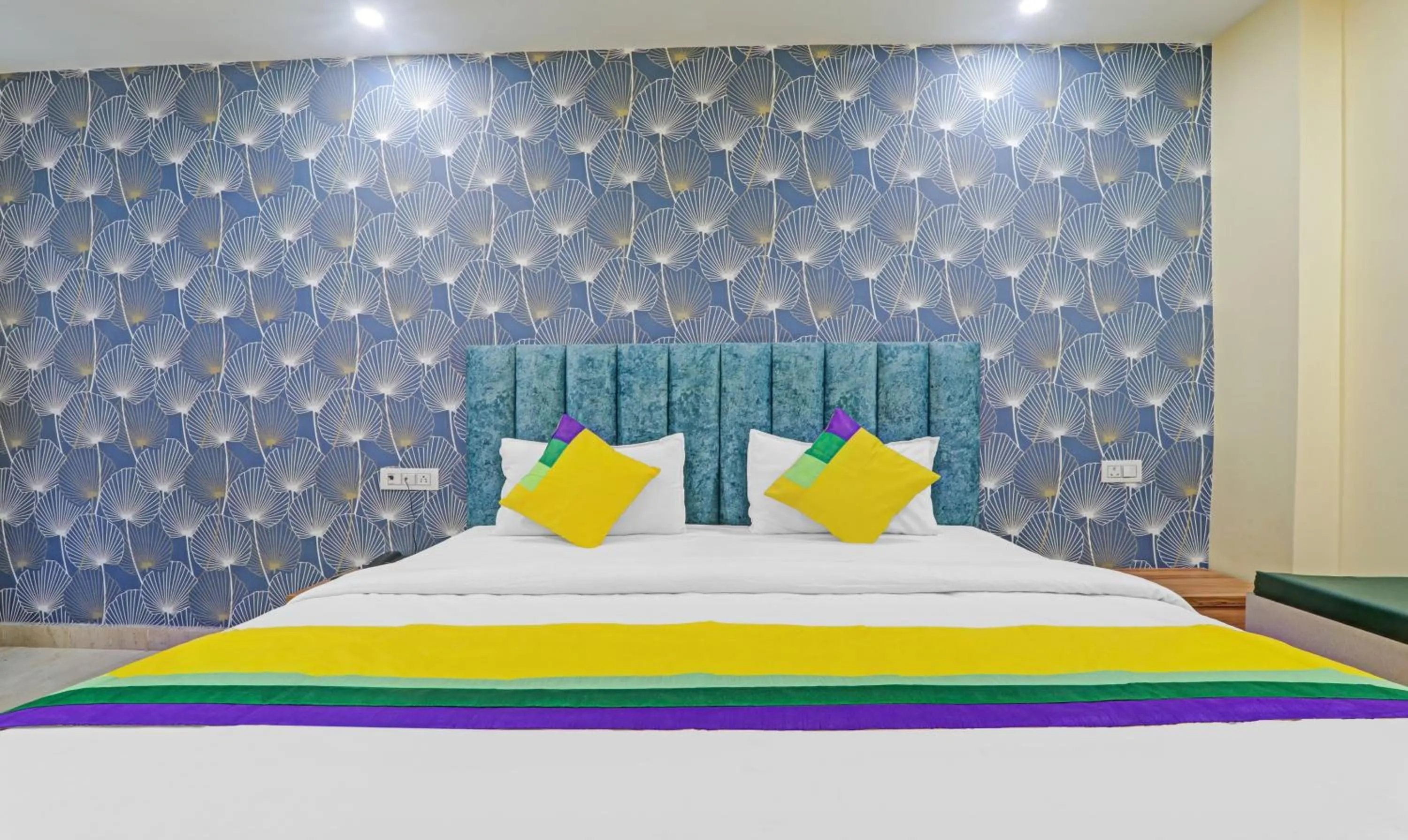 Bed in Itsy Hotels Royal Galaxy - 3 km From Sangam