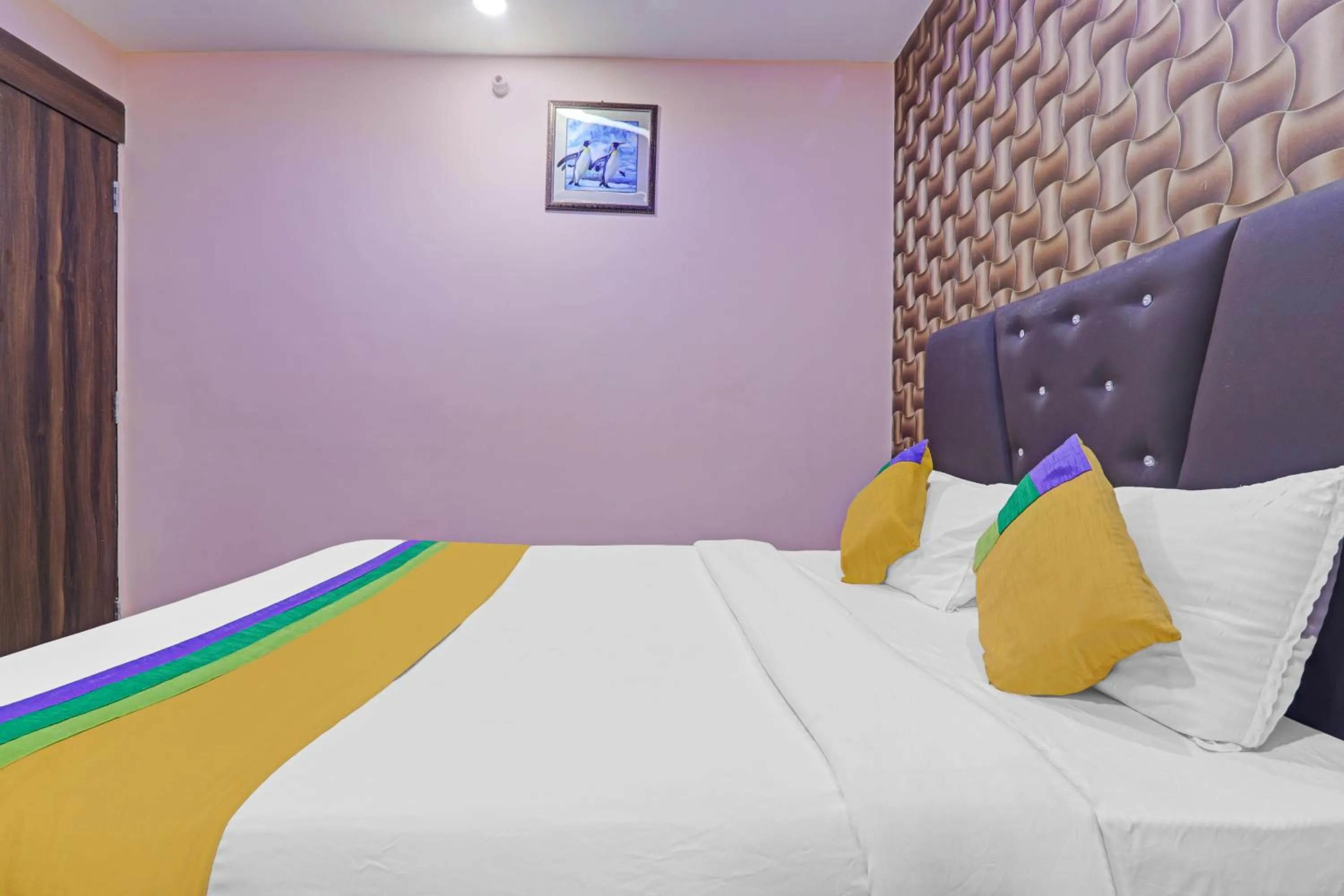 Bed in Itsy Hotels Royal Galaxy - 3 km From Sangam
