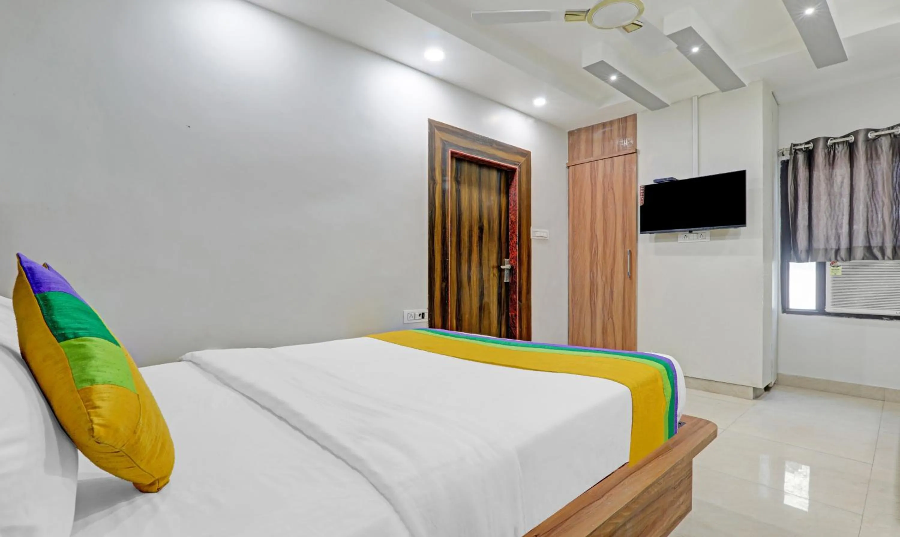 Bed in Itsy Hotels Royal Galaxy - 3 km From Sangam