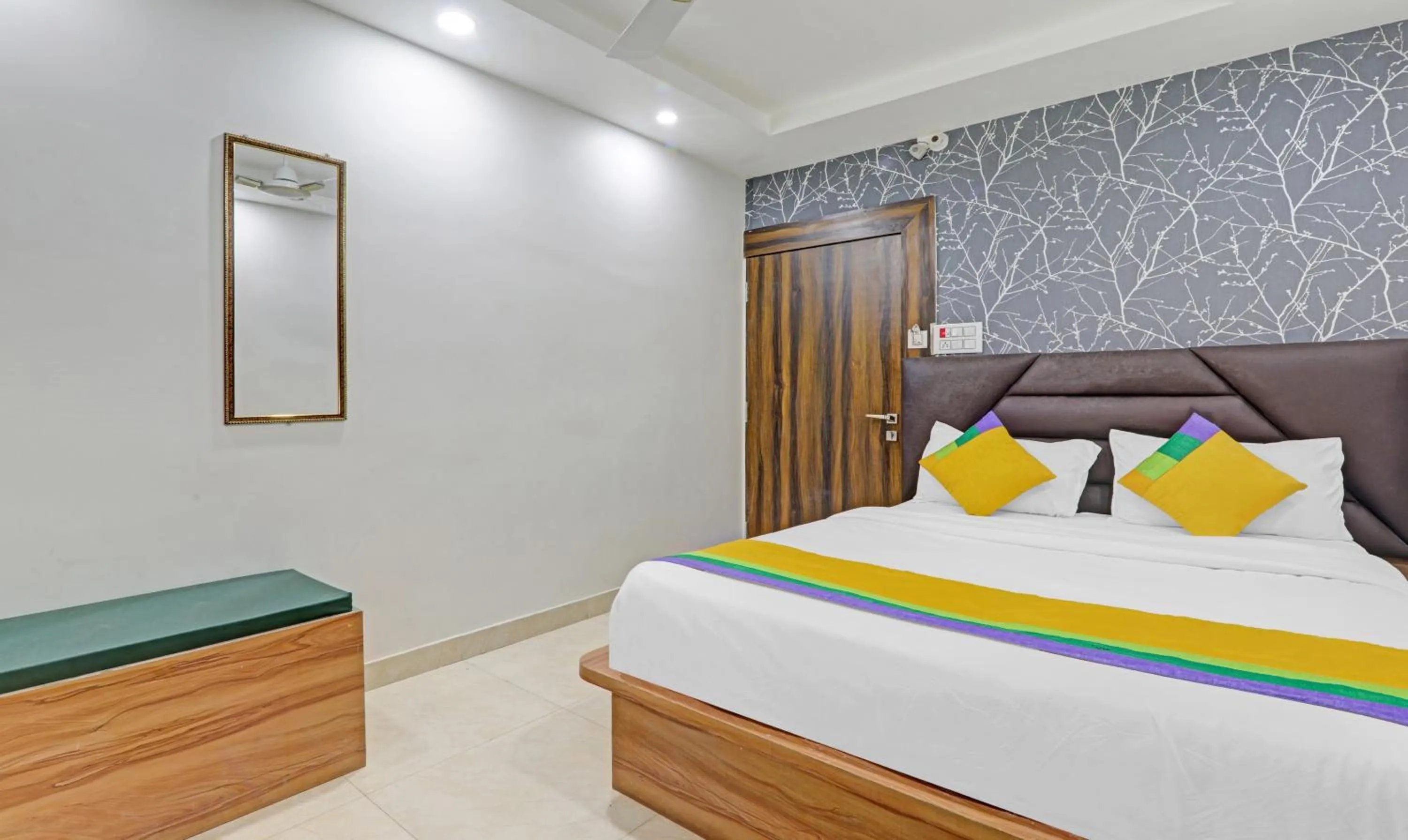 Bed in Itsy Hotels Royal Galaxy - 3 km From Sangam
