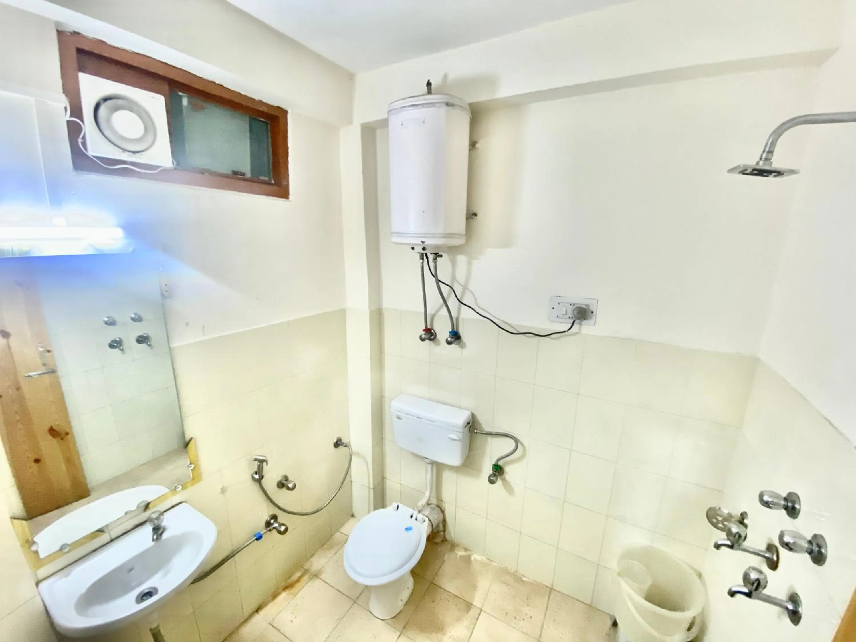 Shower in The Prasher Lodge Mall Road Manali