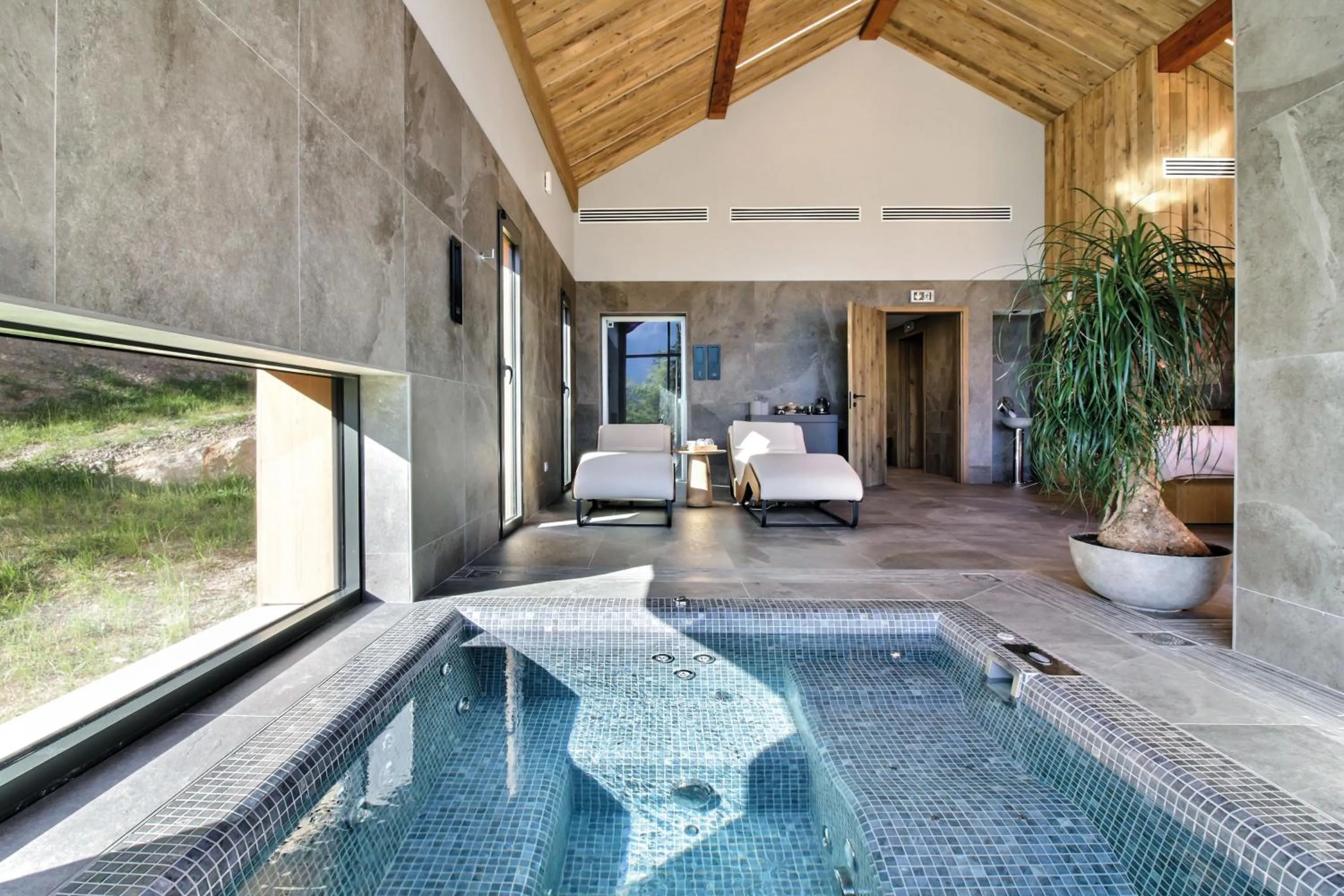 Hot Tub in Pure Montagne Resort & Spa