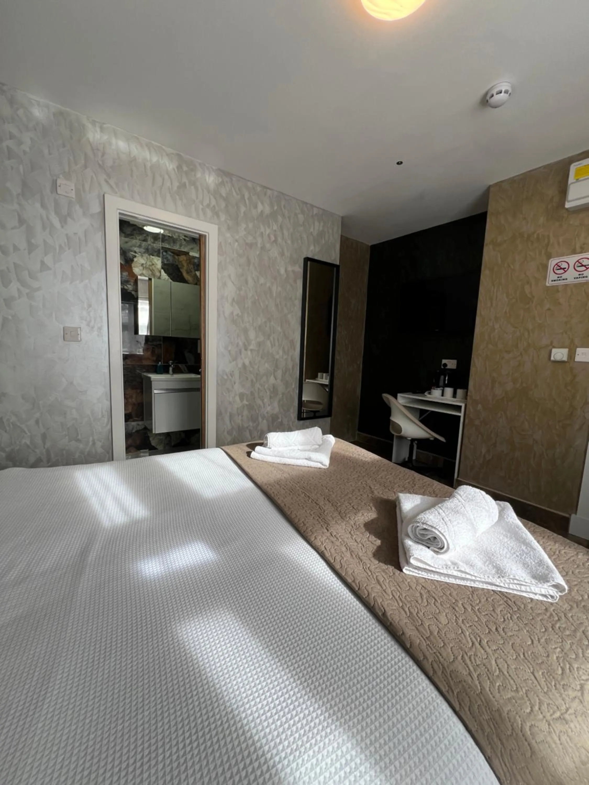 Toilet, Bed in Paragraph Edmonton