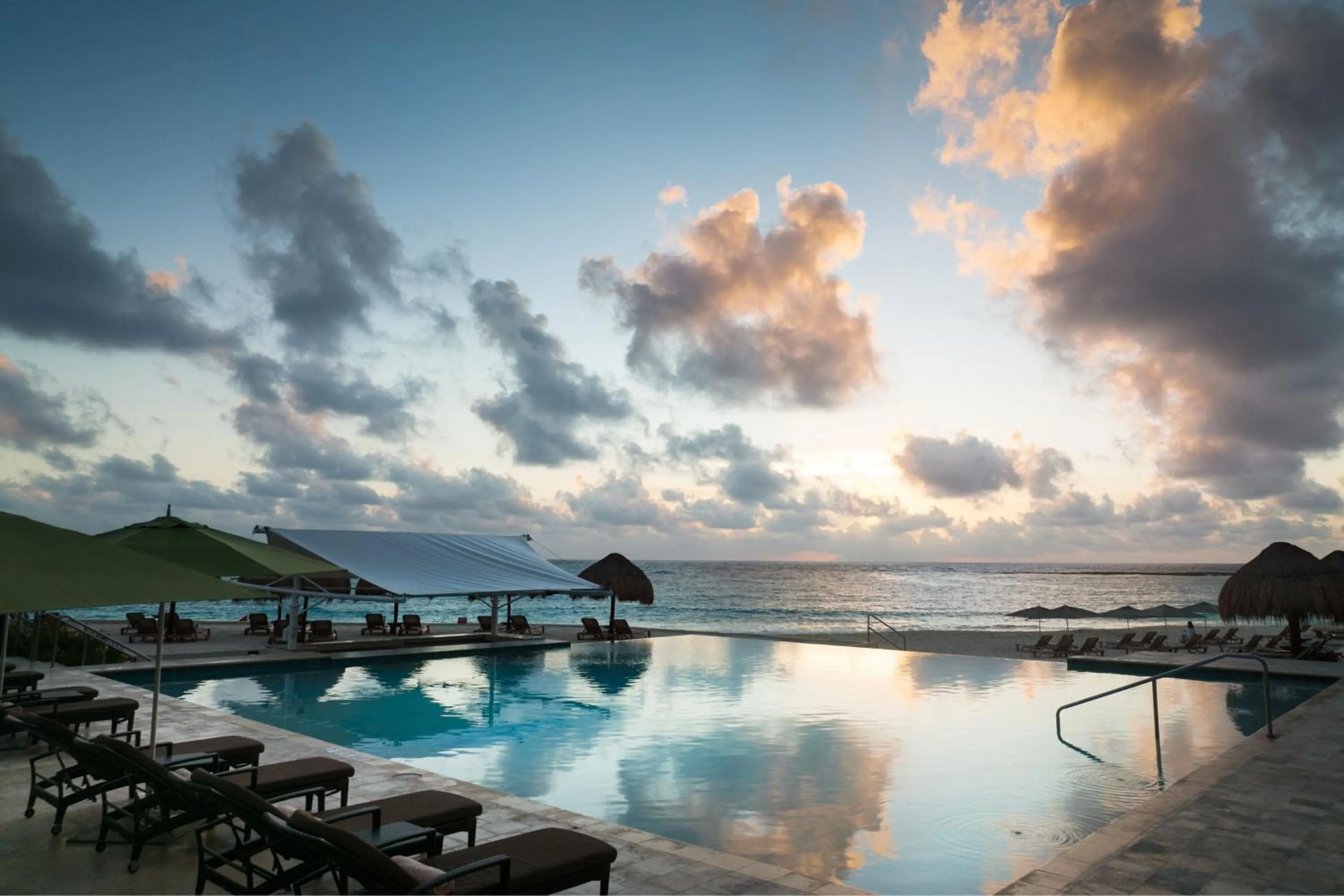 Swimming pool in The Westin Cancun Resort Villas & Spa