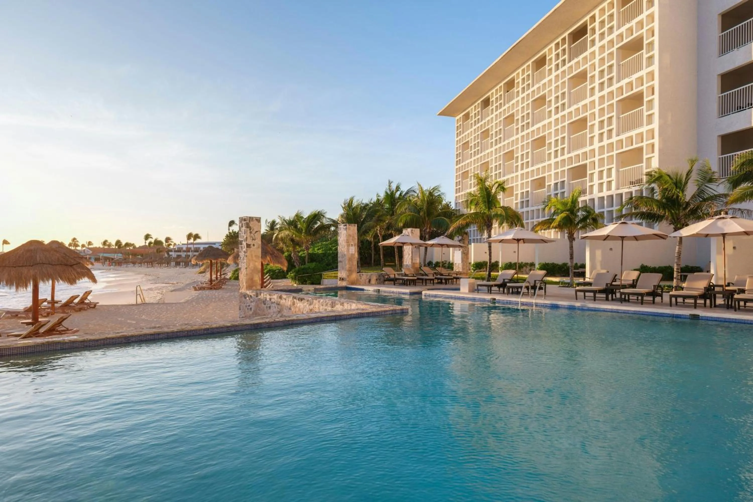Swimming pool in The Westin Cancun Resort Villas & Spa