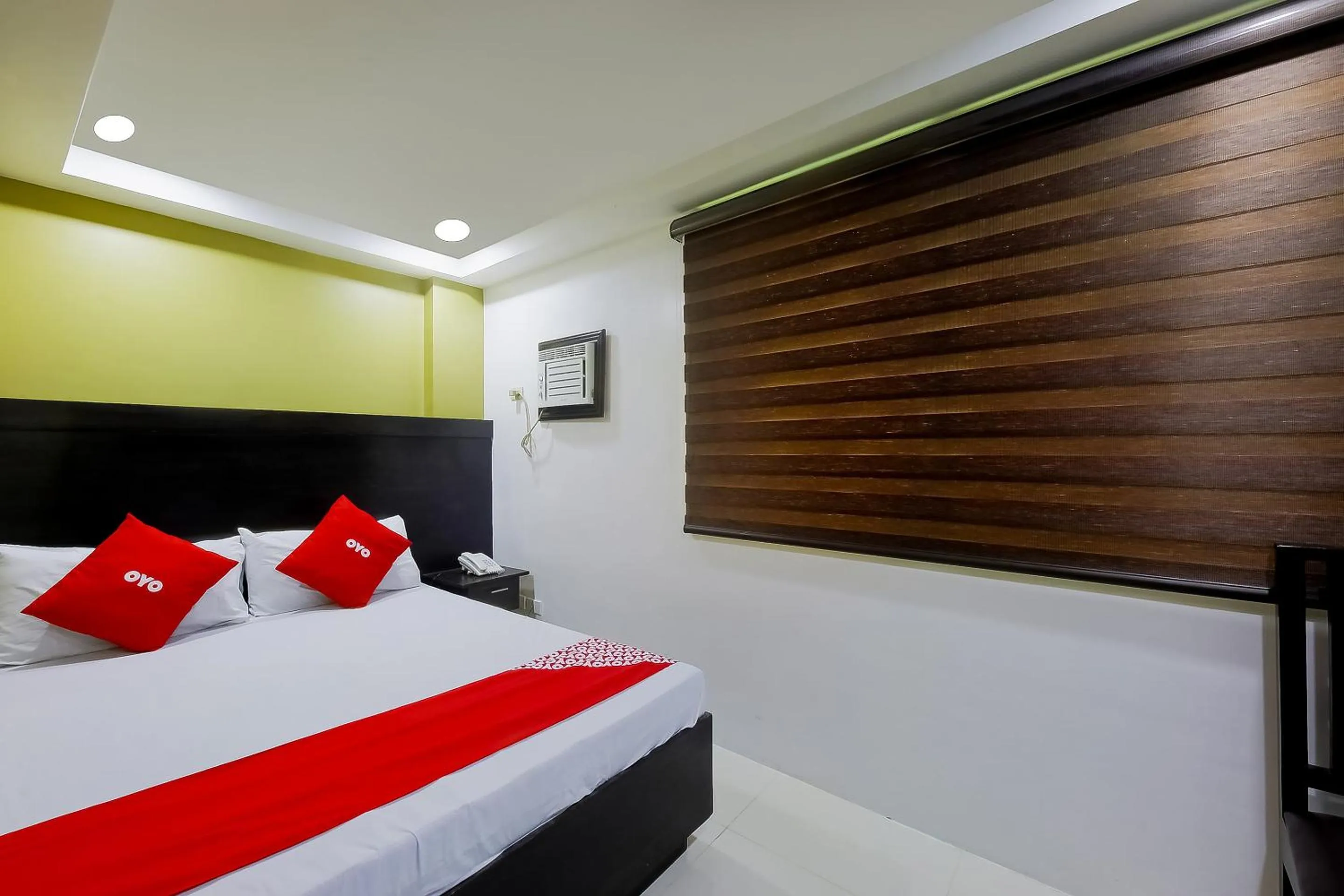 Facade/entrance, Bed in JQV Hotel