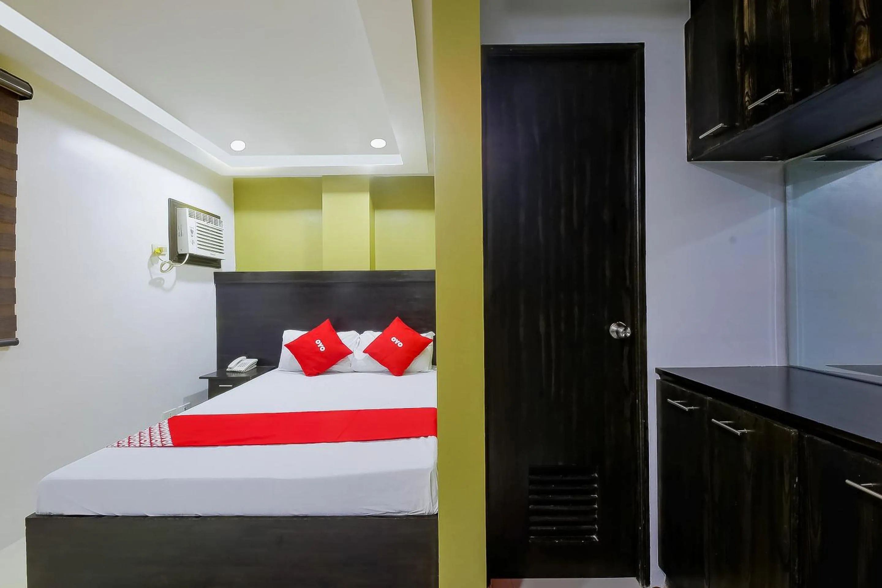 Bathroom, Bed in JQV Hotel