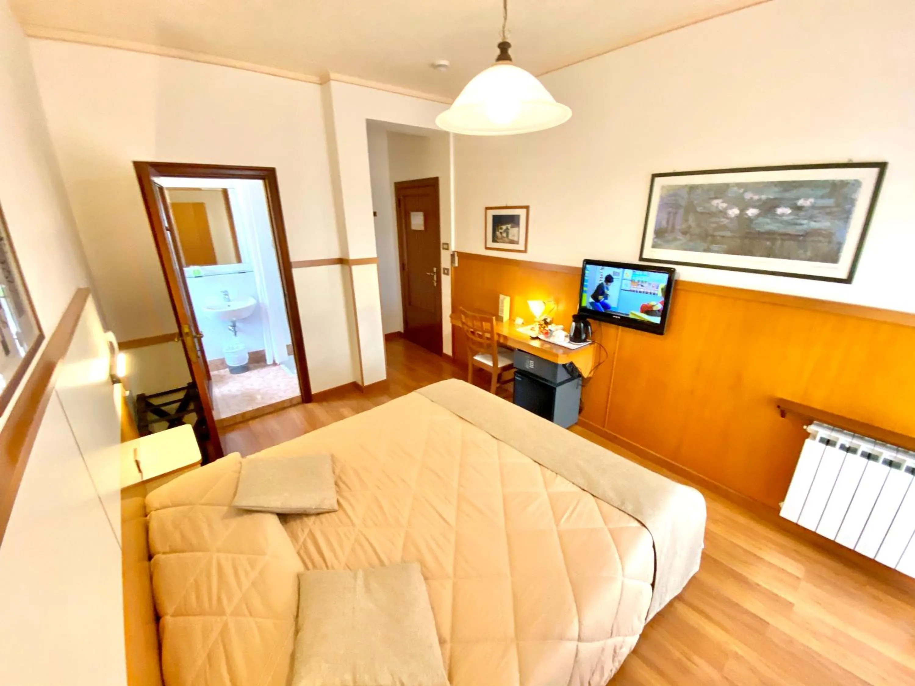 Photo of the whole room, Bed in Hotel Signa