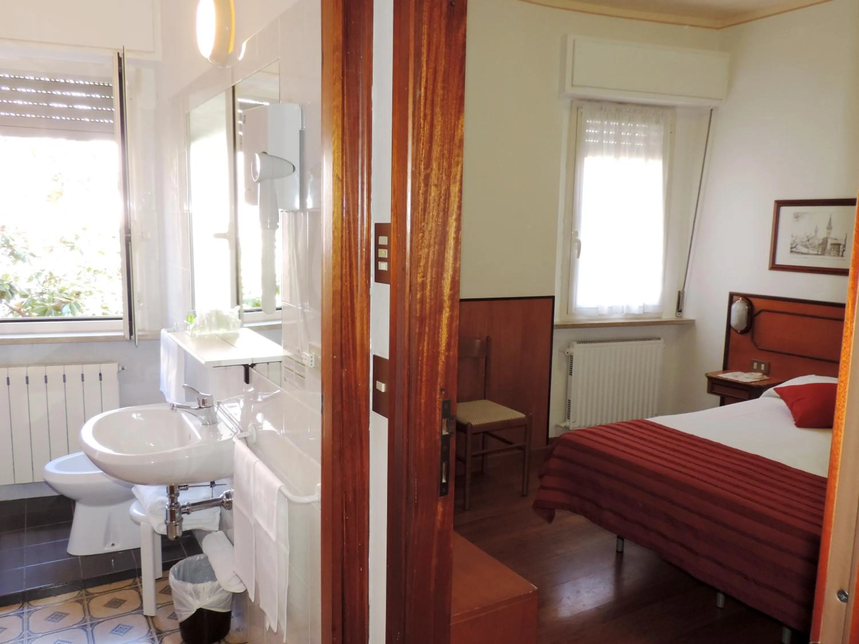 Bathroom, Bed in Hotel Signa