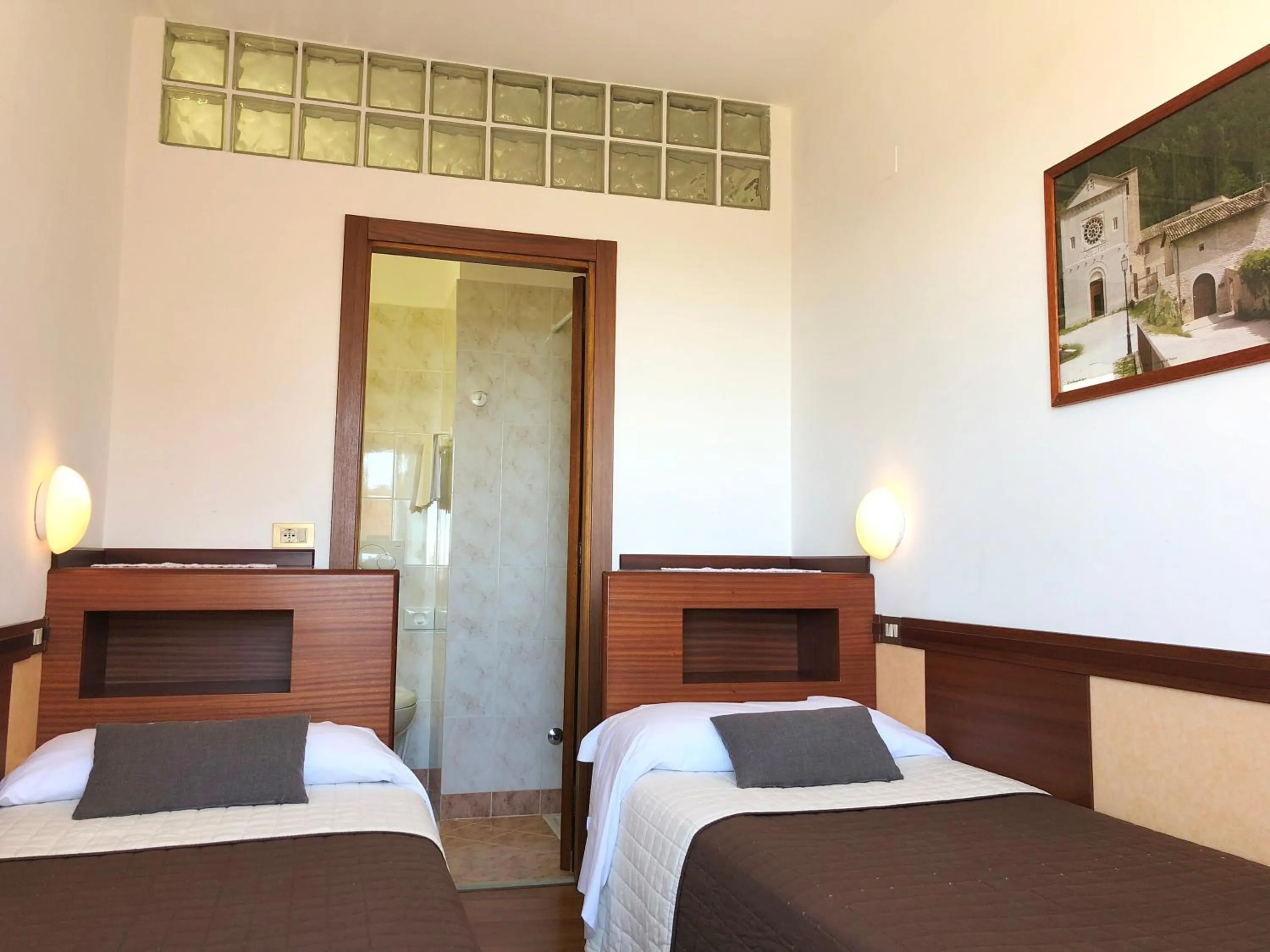 Bathroom, Bed in Hotel Signa