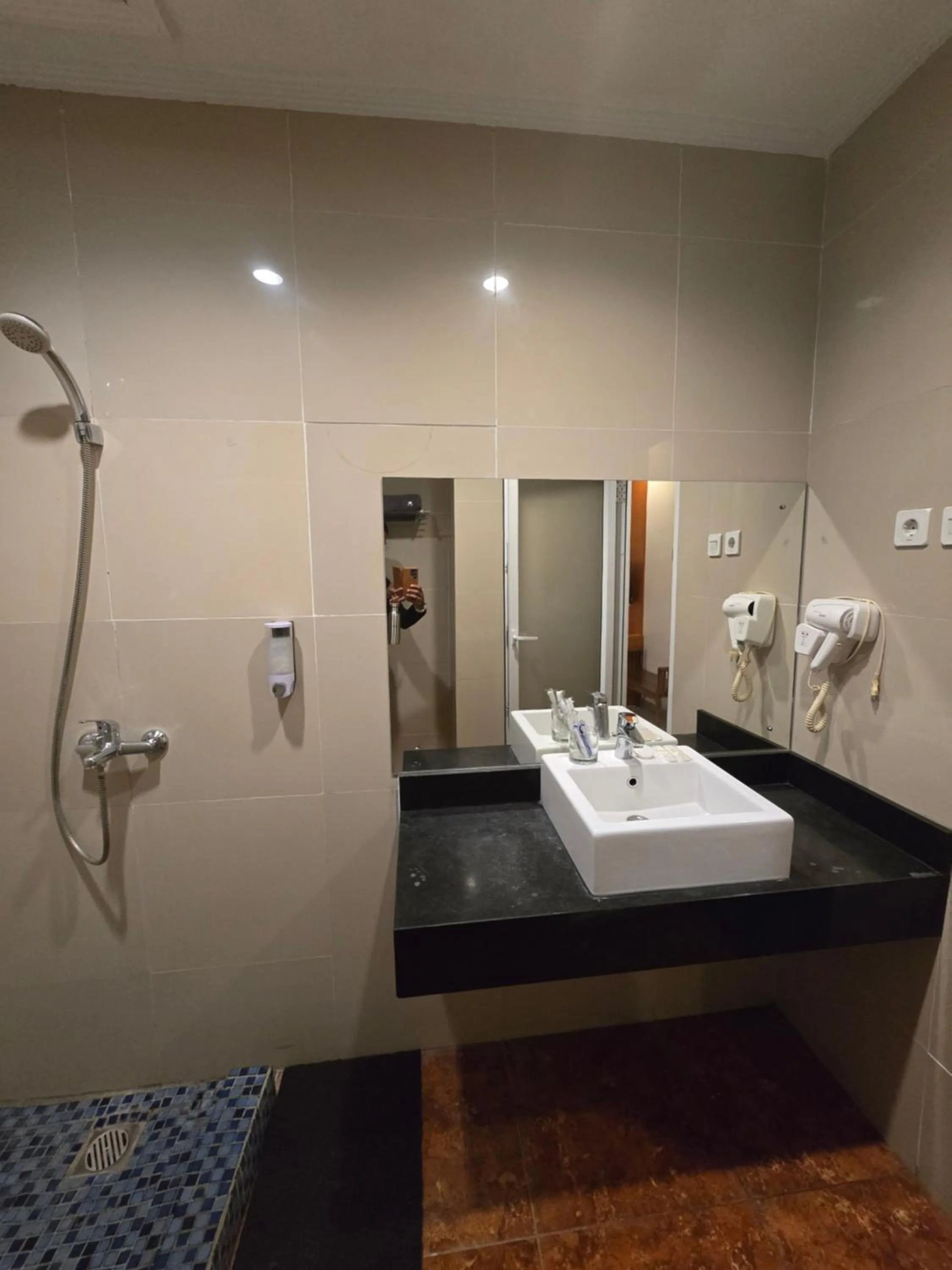 Toilet in Marilyn Hotel Serpong