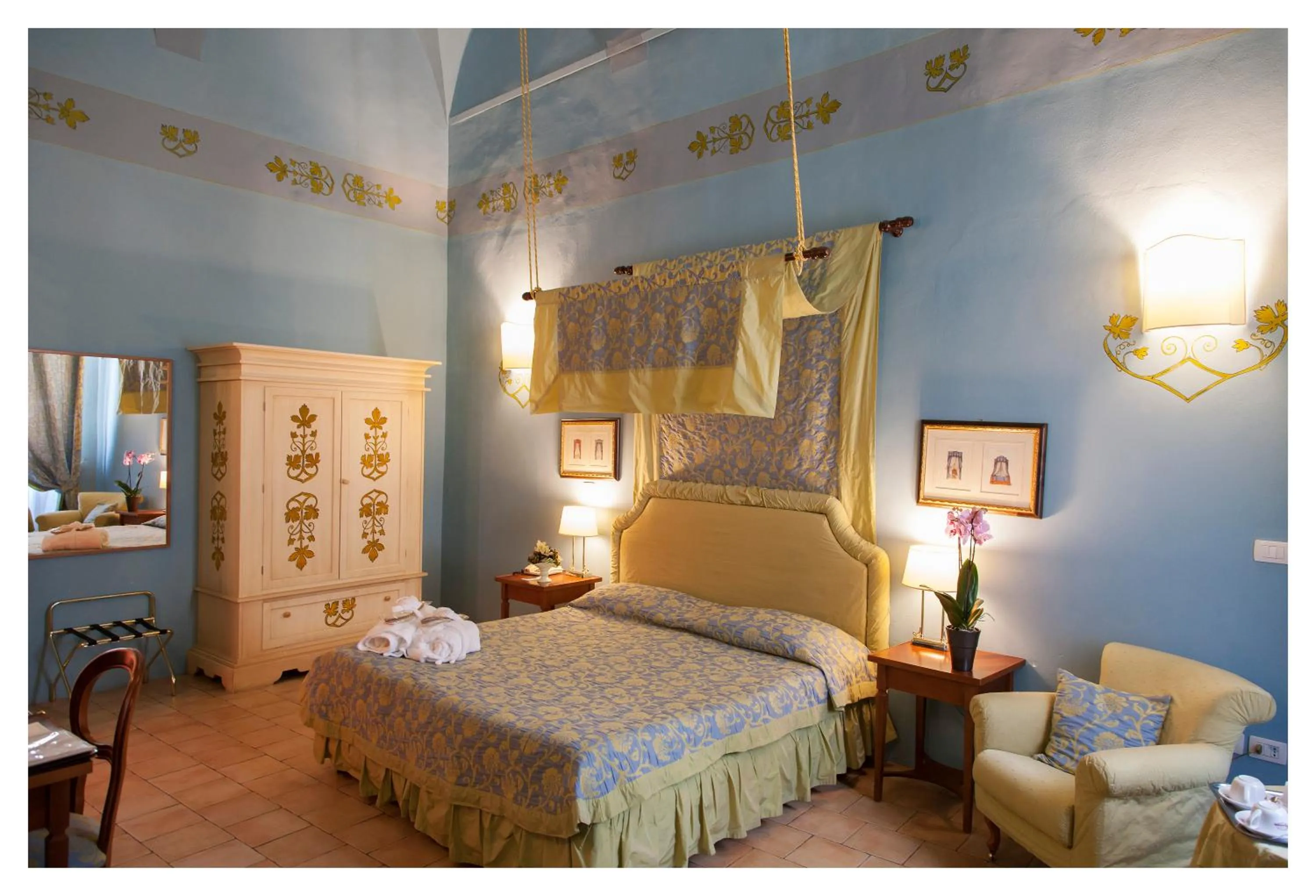 Photo of the whole room, Bed in Palazzo Guiderocchi