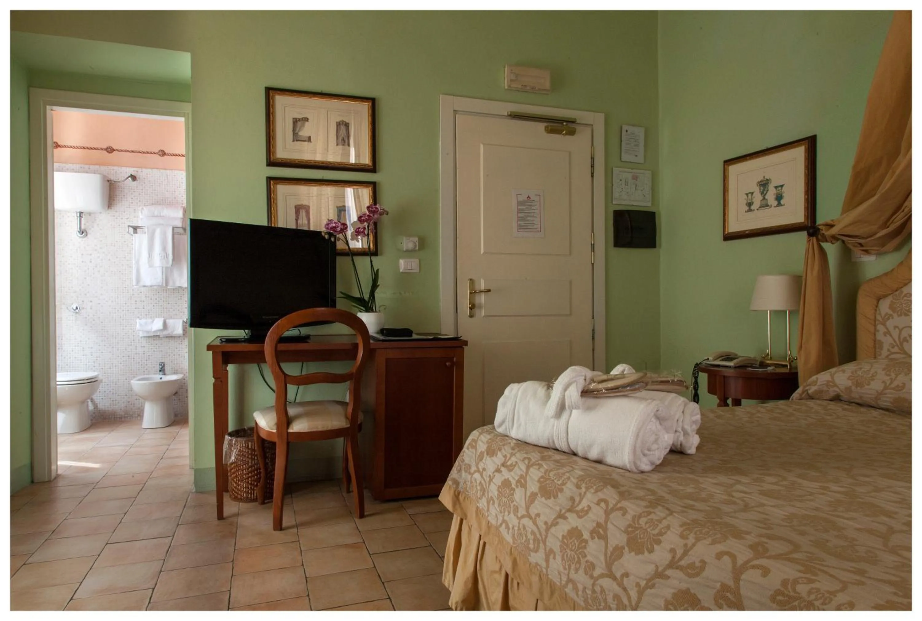 Photo of the whole room, Bed in Palazzo Guiderocchi