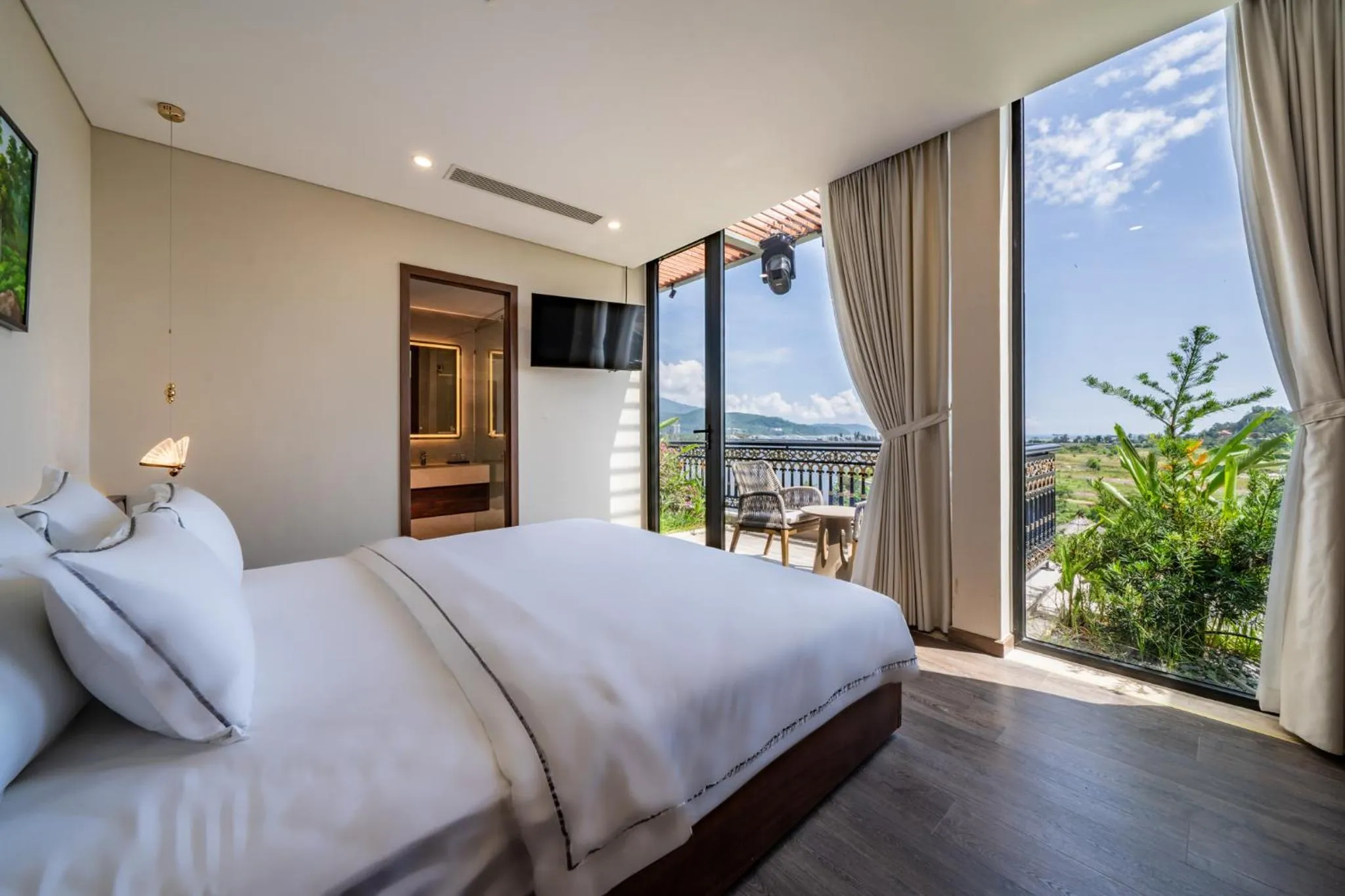 Photo of the whole room, Bed in Cami Riverside Resort Da Nang
