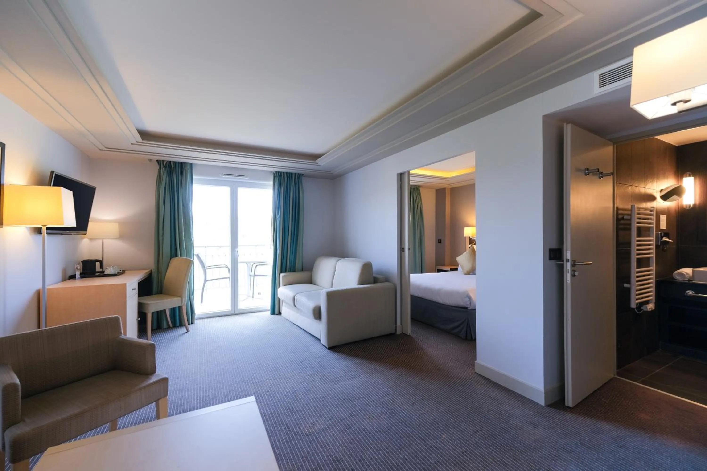 Bedroom, Bed in Zenitude Hotel La Valadière, Ascend Hotel Collection