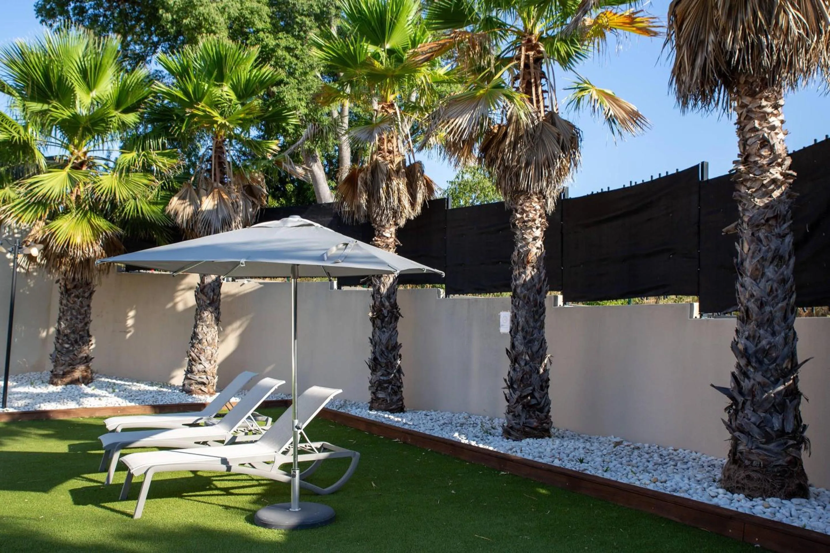 Swimming pool in Zenitude Hotel La Valadière, Ascend Hotel Collection