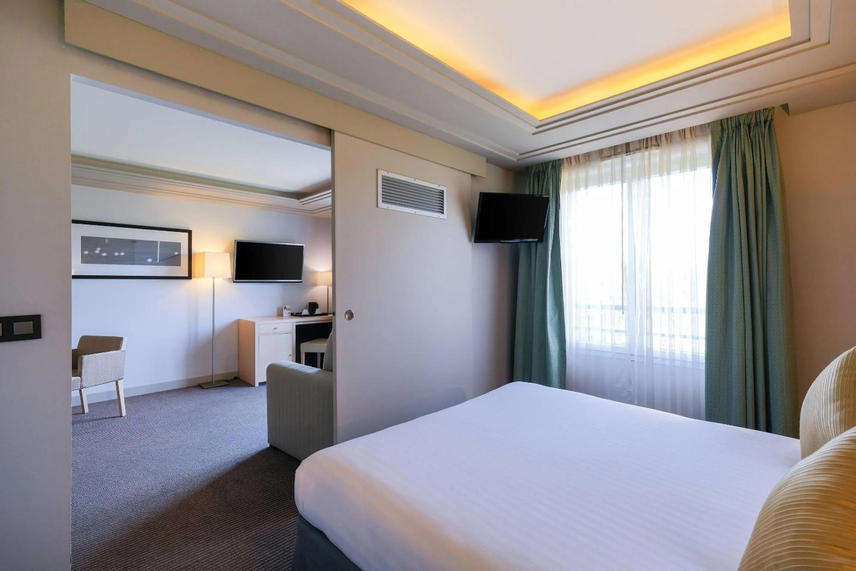 Bedroom, Bed in Zenitude Hotel La Valadière, Ascend Hotel Collection