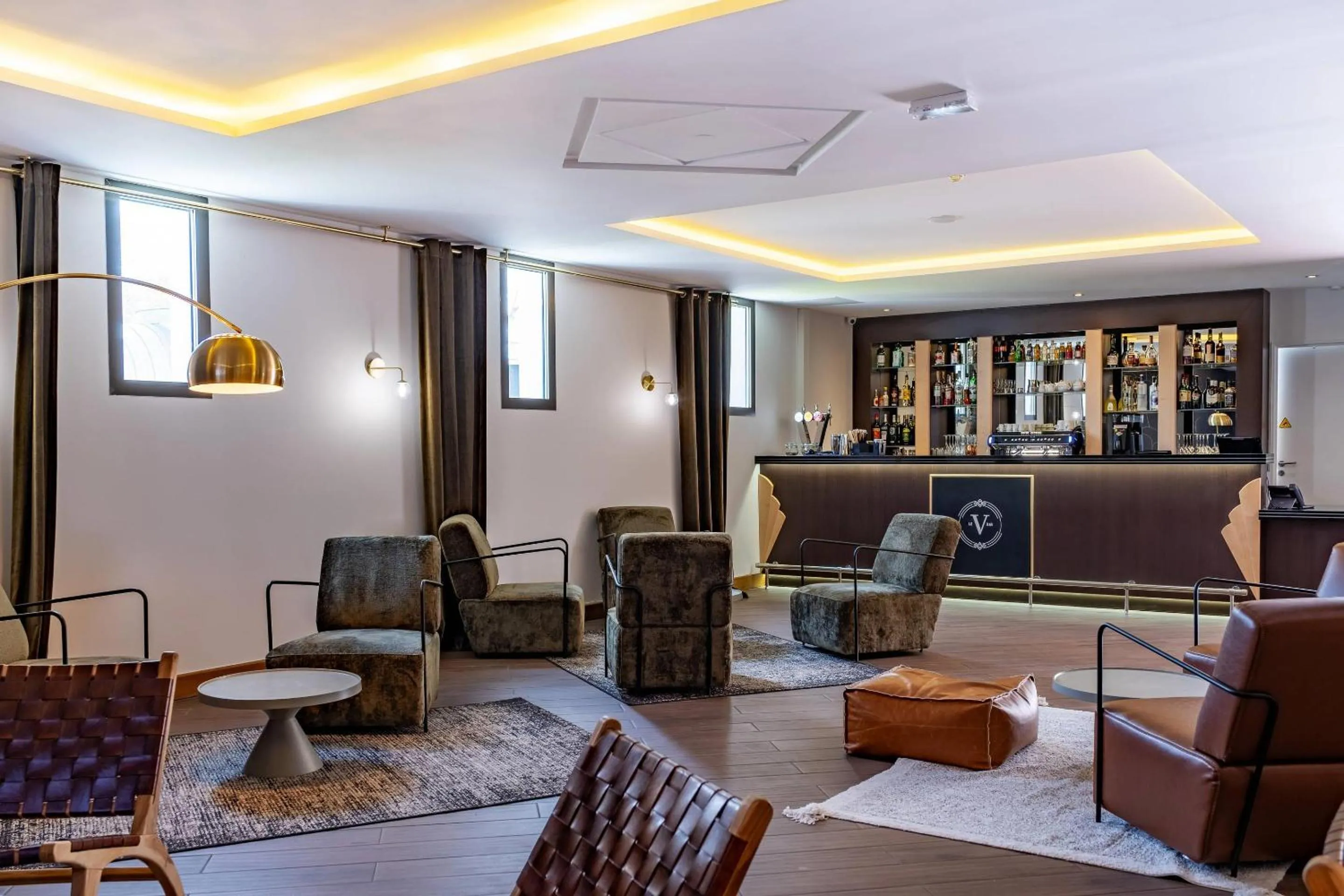 Lounge or bar in Zenitude Hotel La Valadière, Ascend Hotel Collection