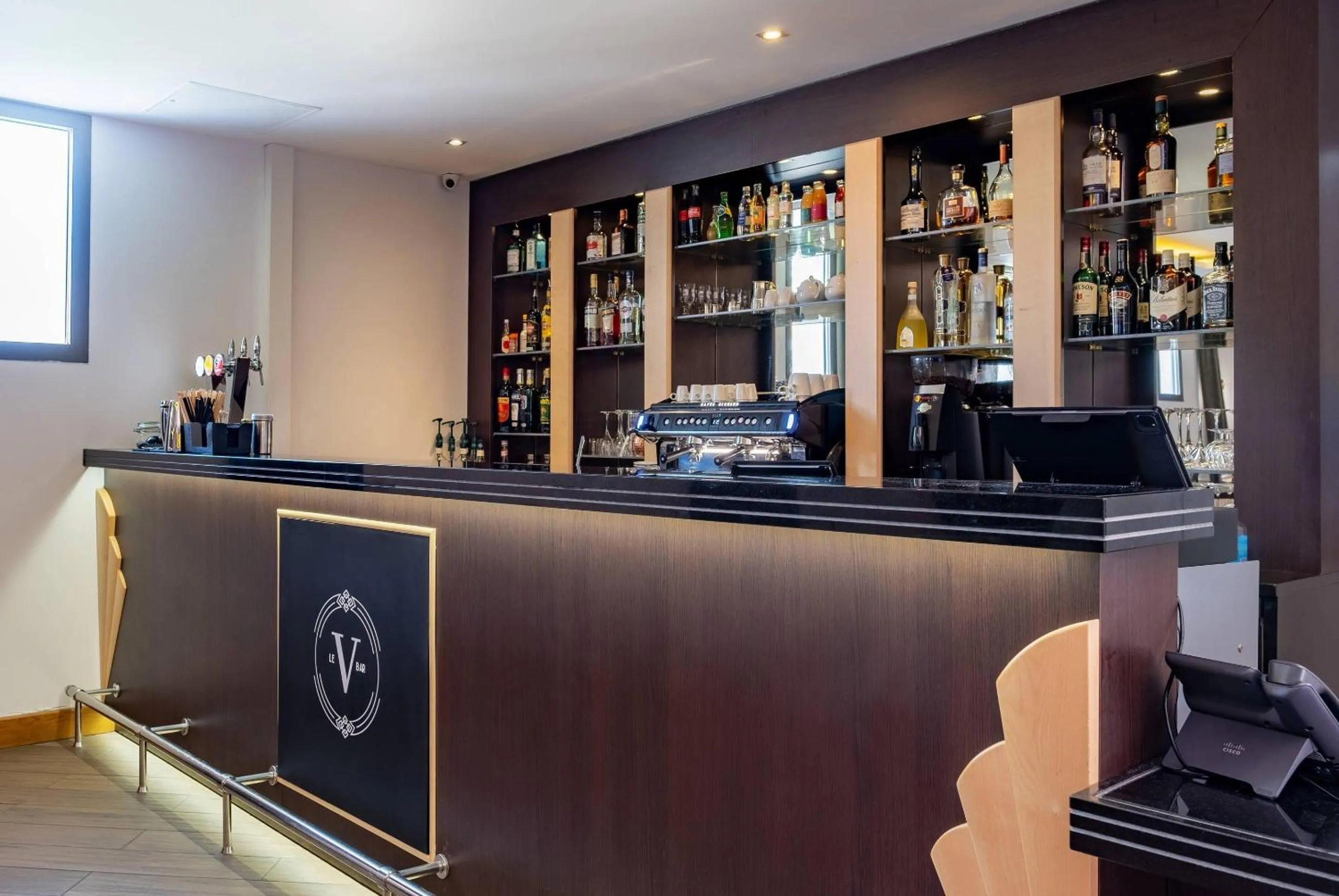 Lounge or bar in Zenitude Hotel La Valadière, Ascend Hotel Collection