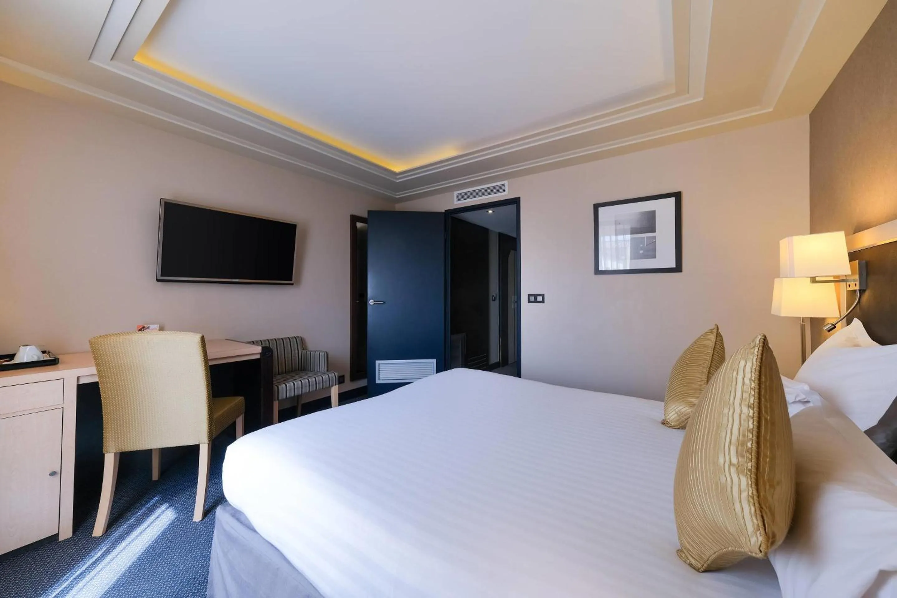 Bedroom, Bed in Zenitude Hotel La Valadière, Ascend Hotel Collection