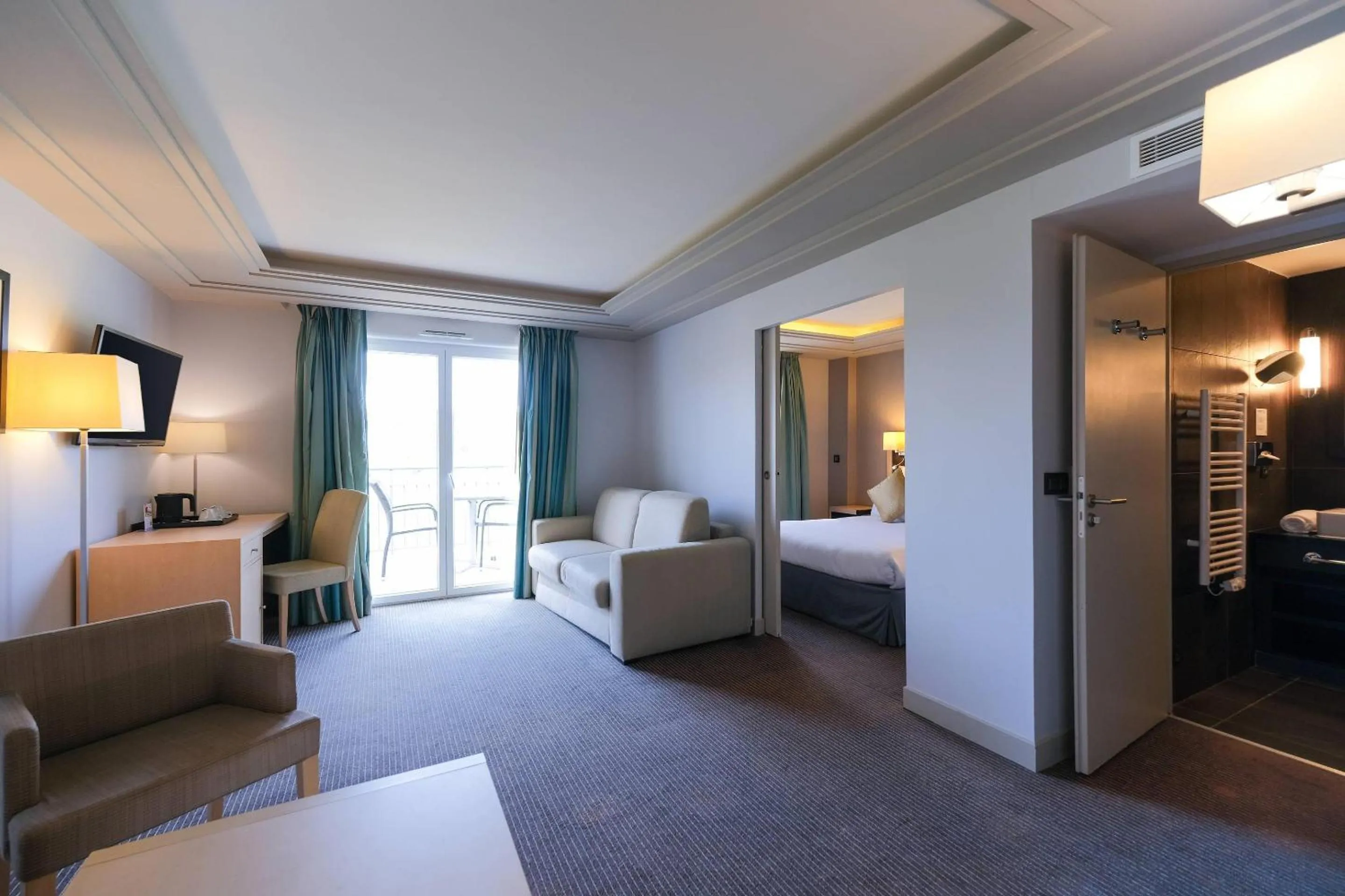 Bedroom, Bed in Zenitude Hotel La Valadière, Ascend Hotel Collection