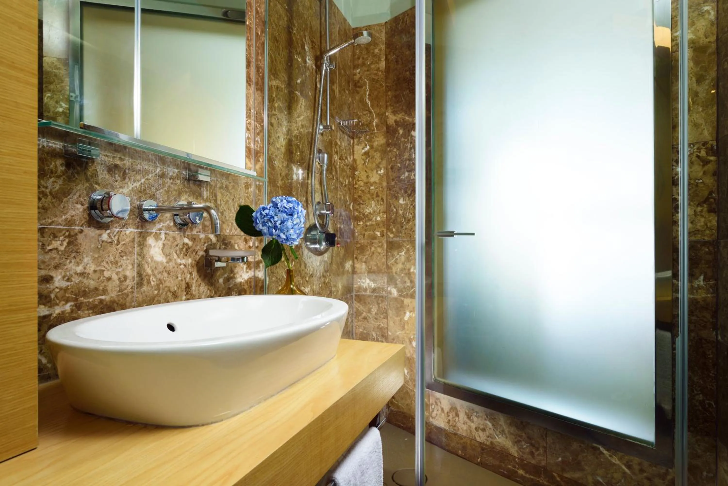 Shower in UNA Hotels Napoli