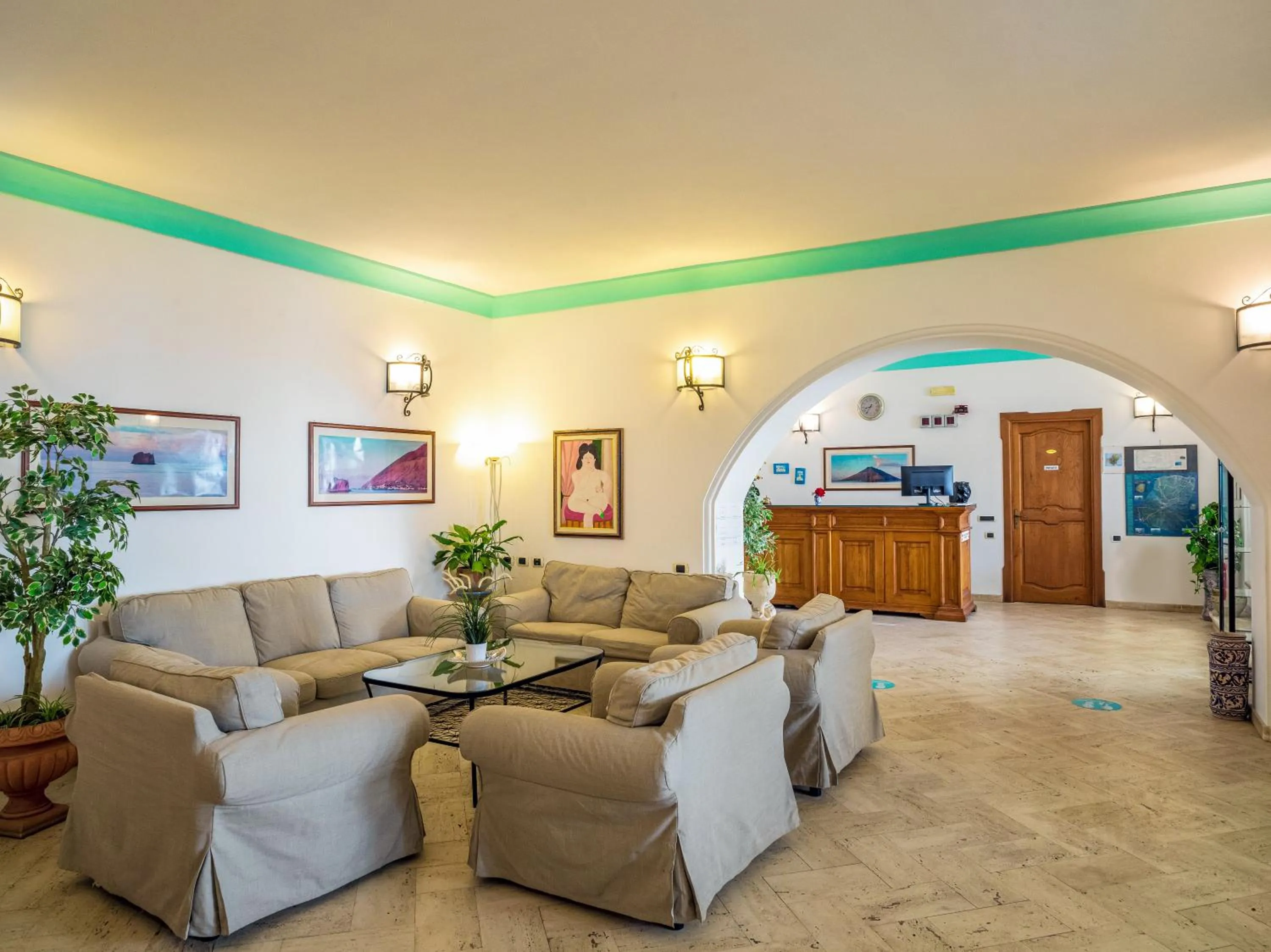 Communal lounge/ TV room in Hotel Ossidiana Stromboli Center