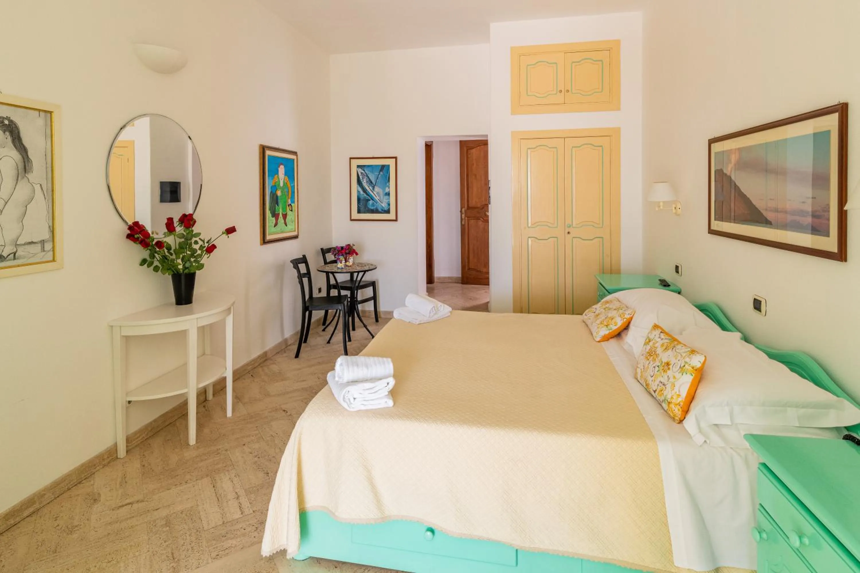 View (from property/room), Bed in Hotel Ossidiana Stromboli Center