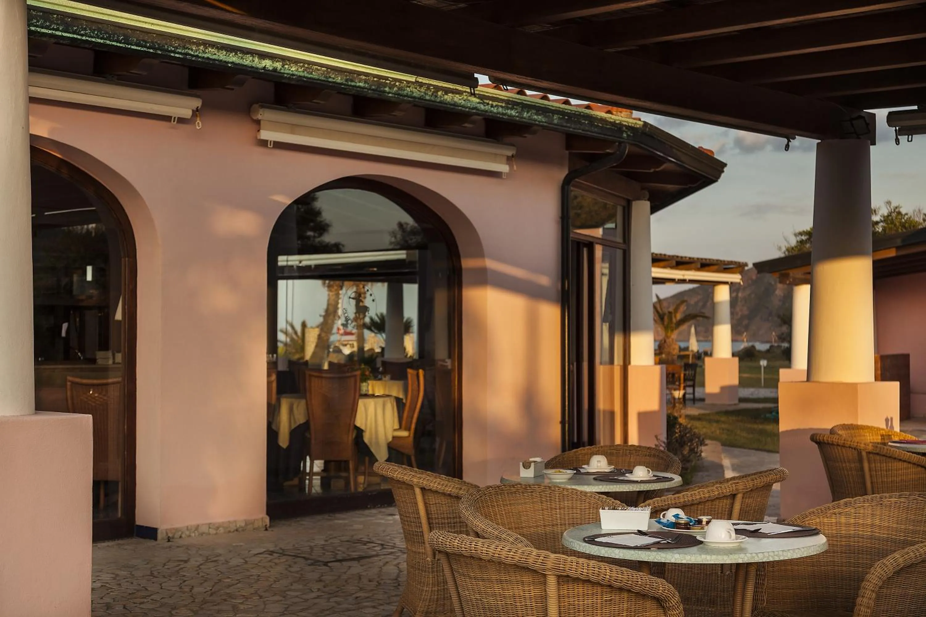 Restaurant/places to eat in Hotel Eros