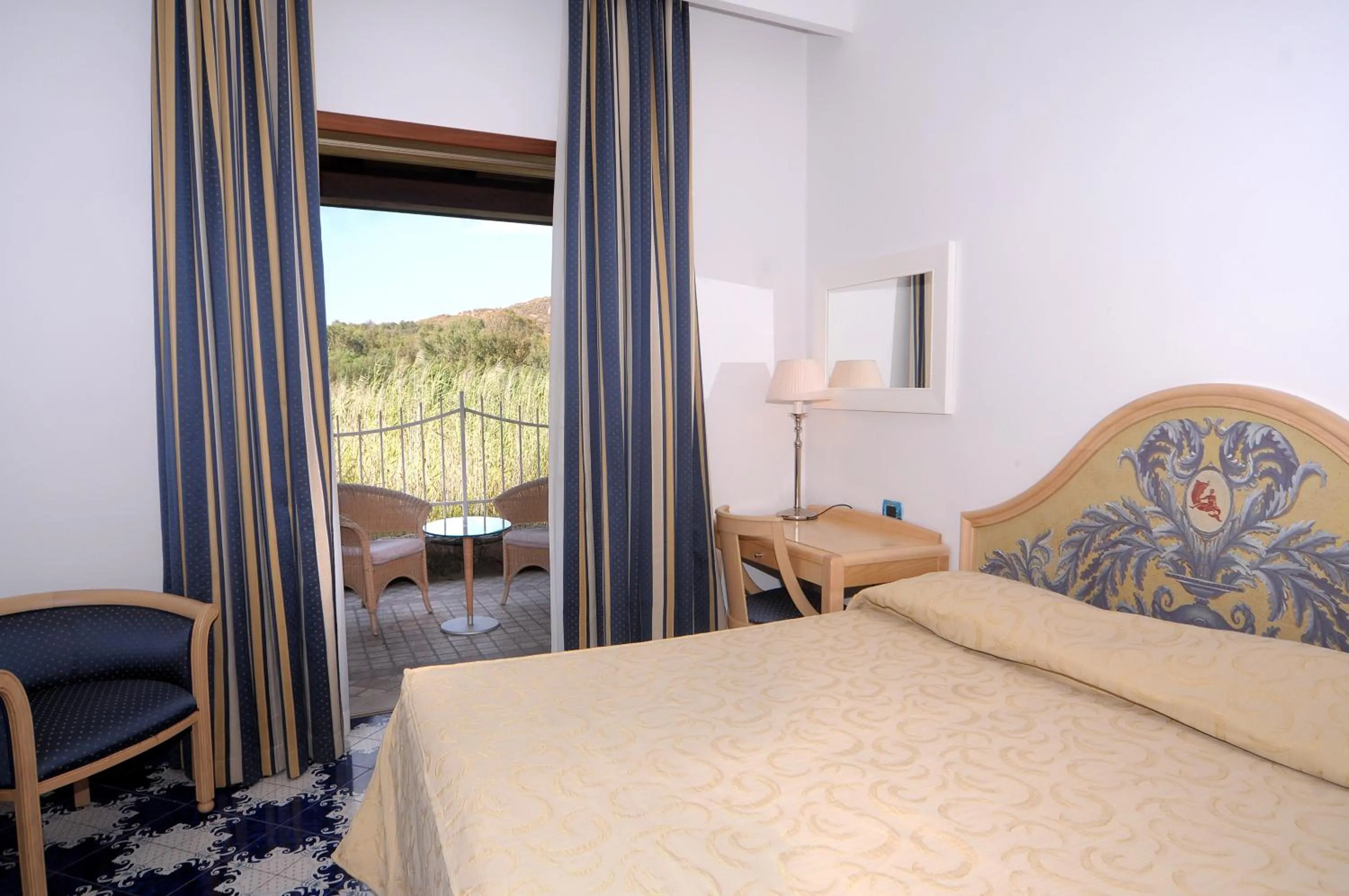 Balcony/Terrace, Bed in Hotel Eros