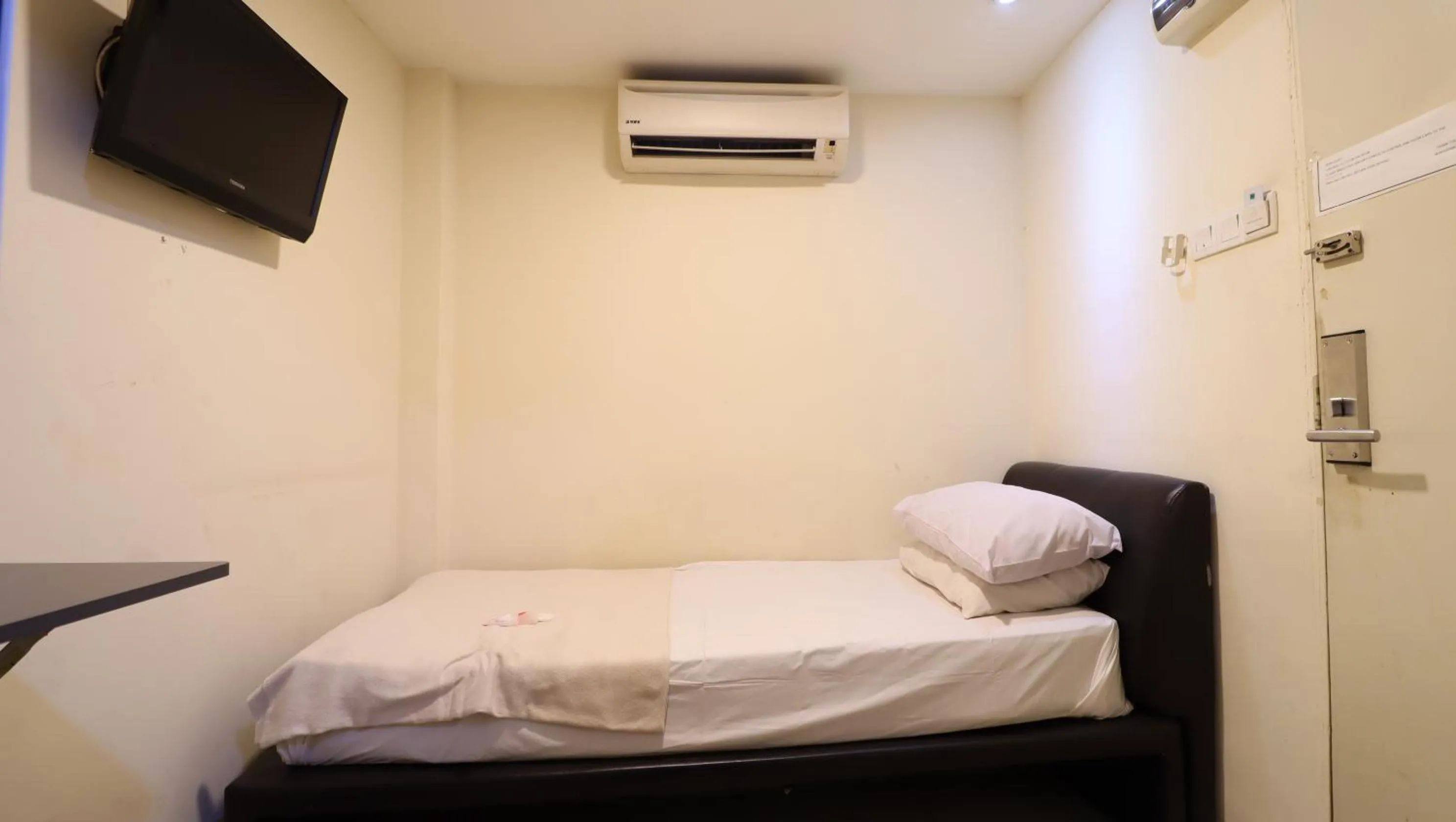 Bed in Hotel Seniman