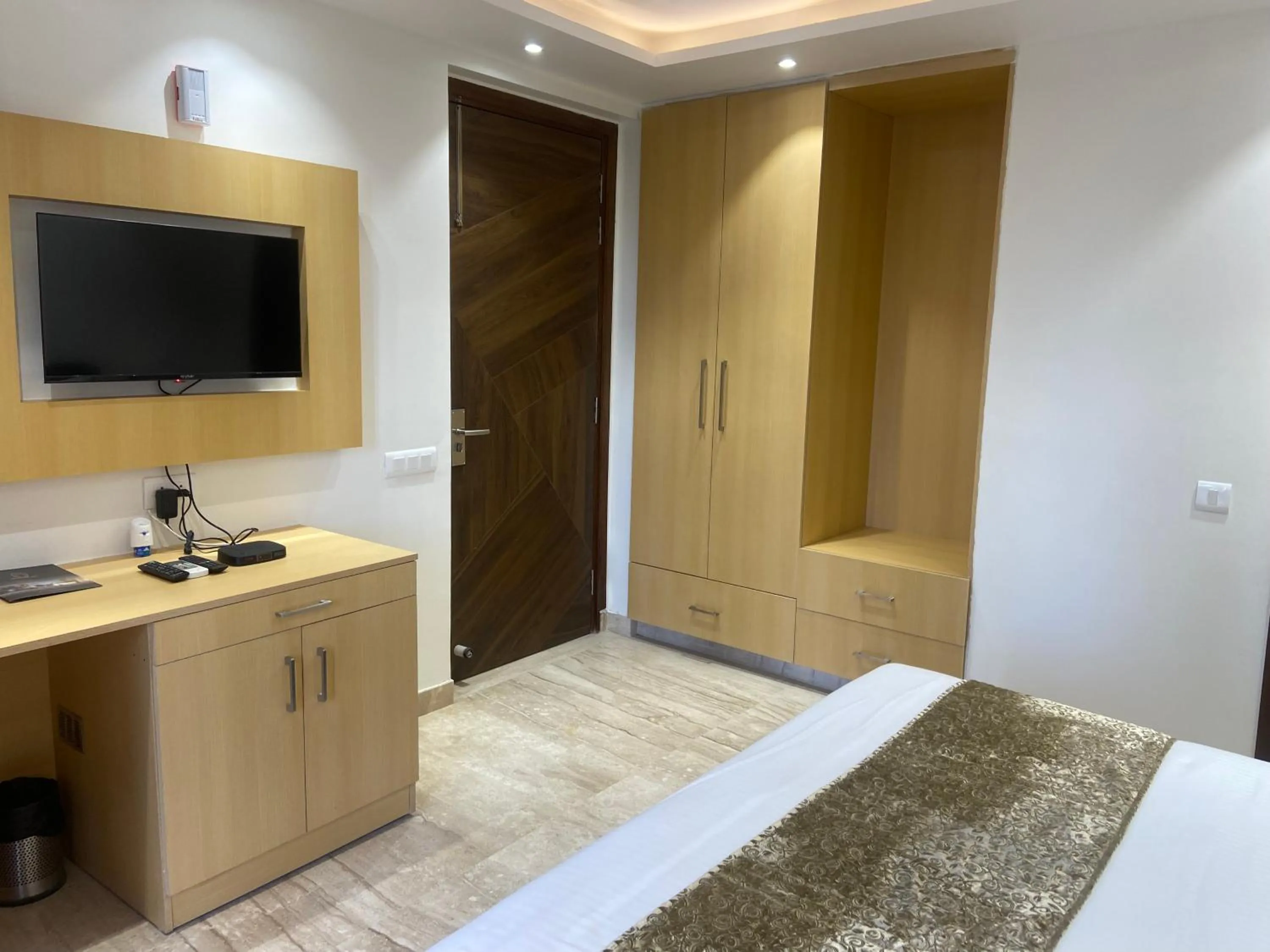 Communal lounge/ TV room, Bed in Hotel Malbork Inn Rajouri Garden Delhi - Couple Friendly Local IDs Accepted