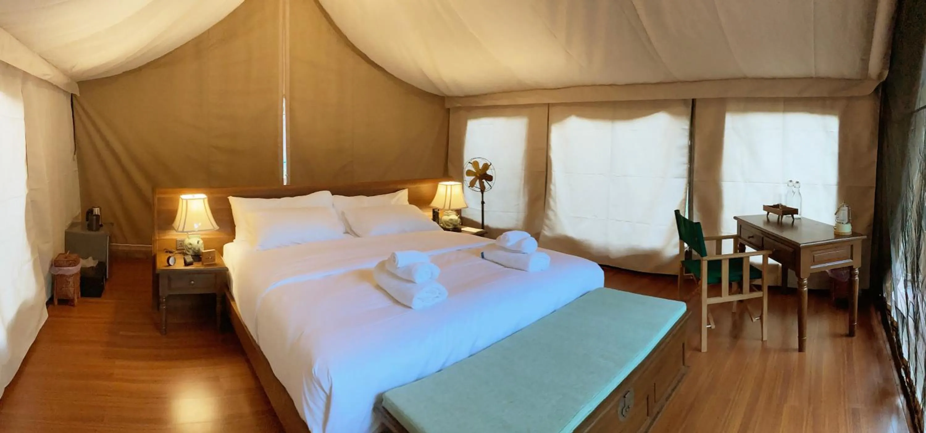 Bedroom, Bed in มนมณี Monmanee Restaurant & Lodge