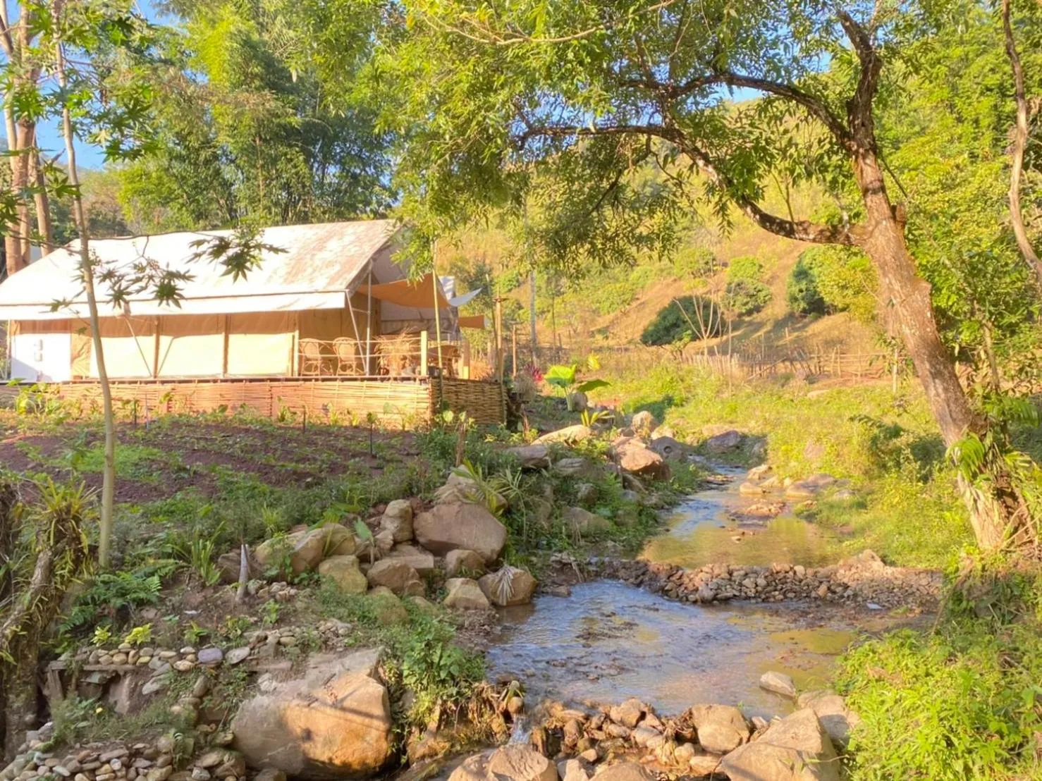 Property building in มนมณี Monmanee Restaurant & Lodge