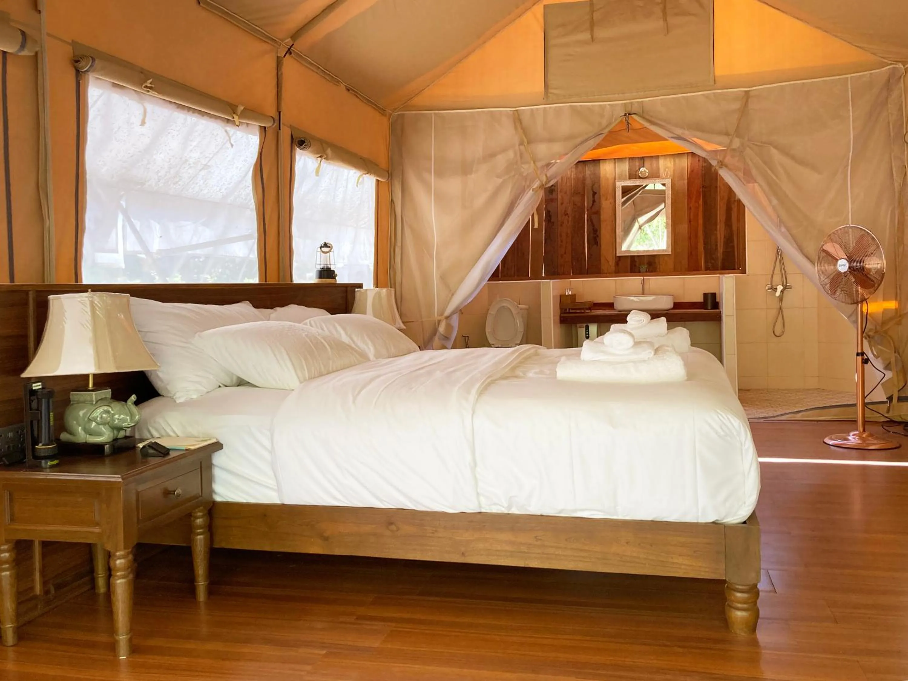 Bedroom, Bed in มนมณี Monmanee Restaurant & Lodge