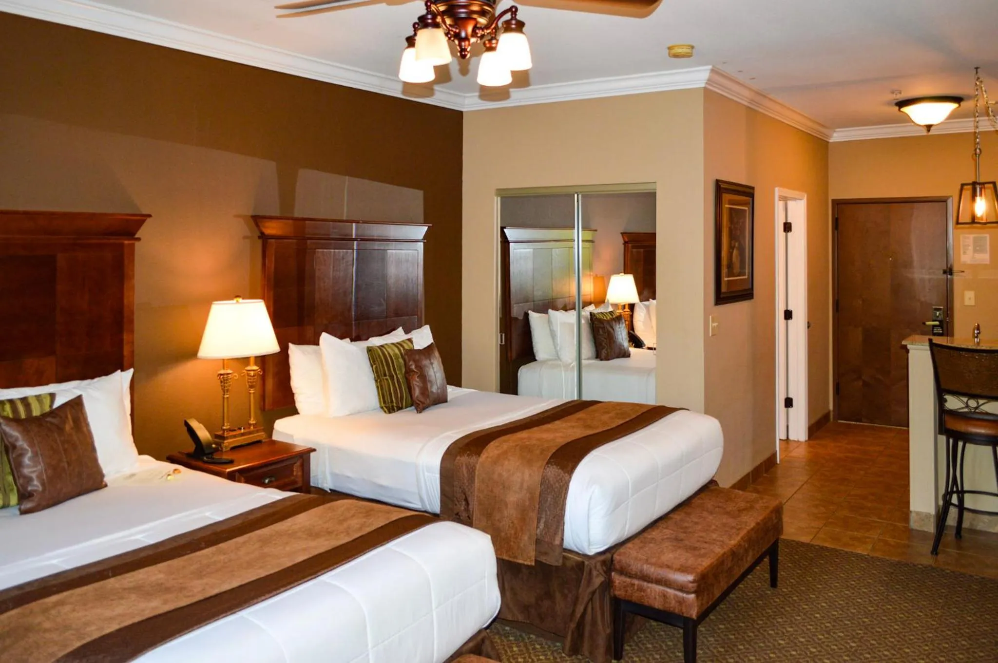 Photo of the whole room, Bed in The Lodge at Flat Rock