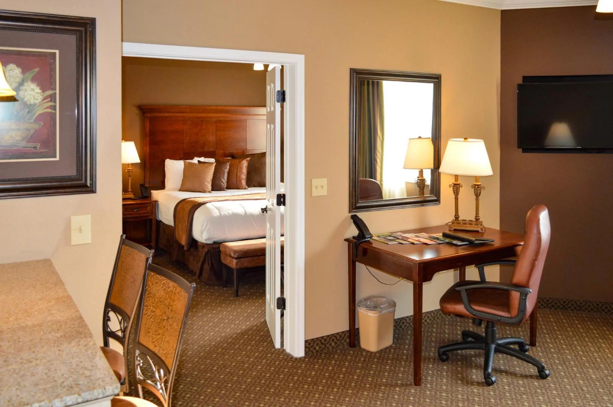 Seating area, Bed in The Lodge at Flat Rock