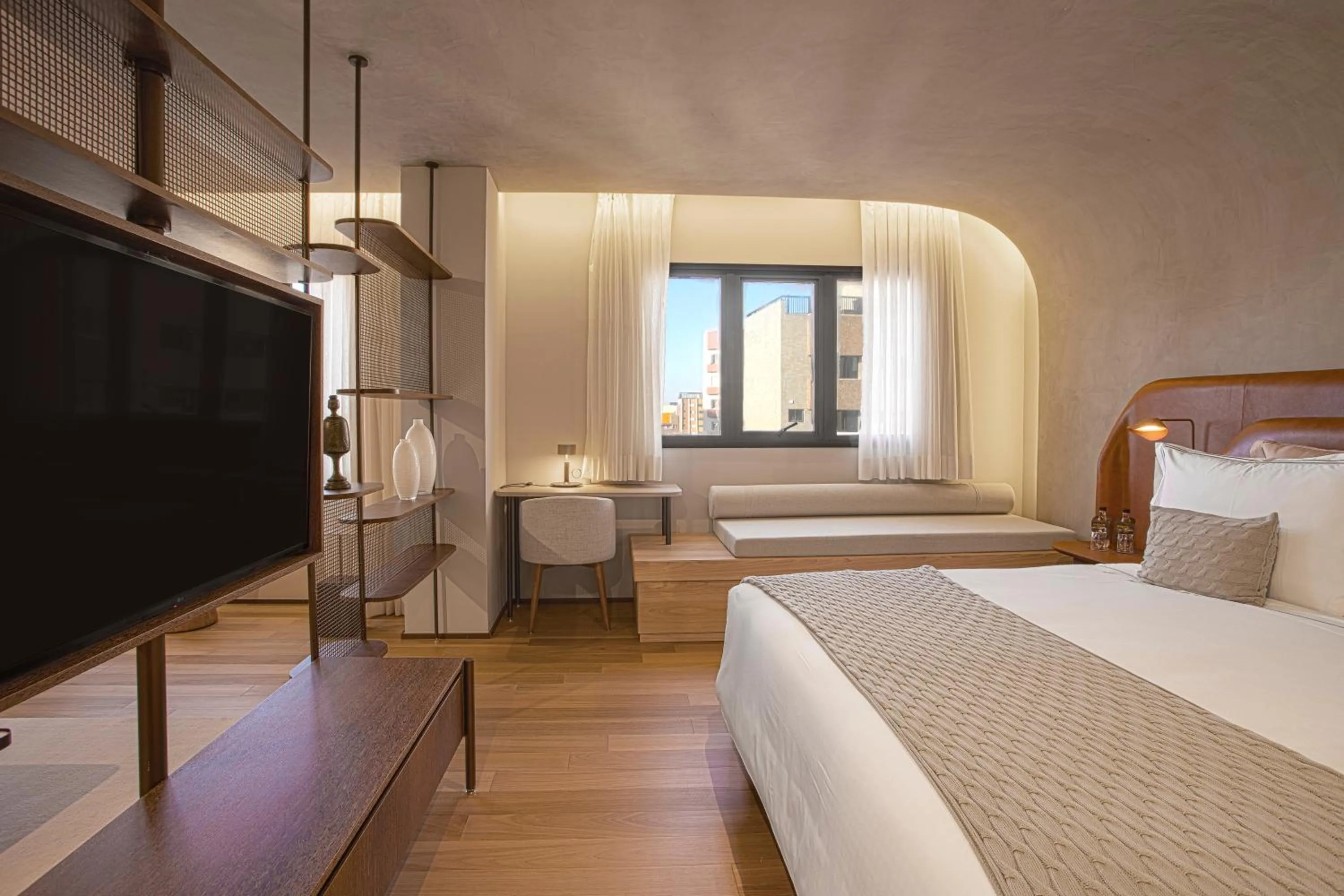 TV and multimedia, Bed in QOYA Hotel Curitiba, Curio Collection by Hilton