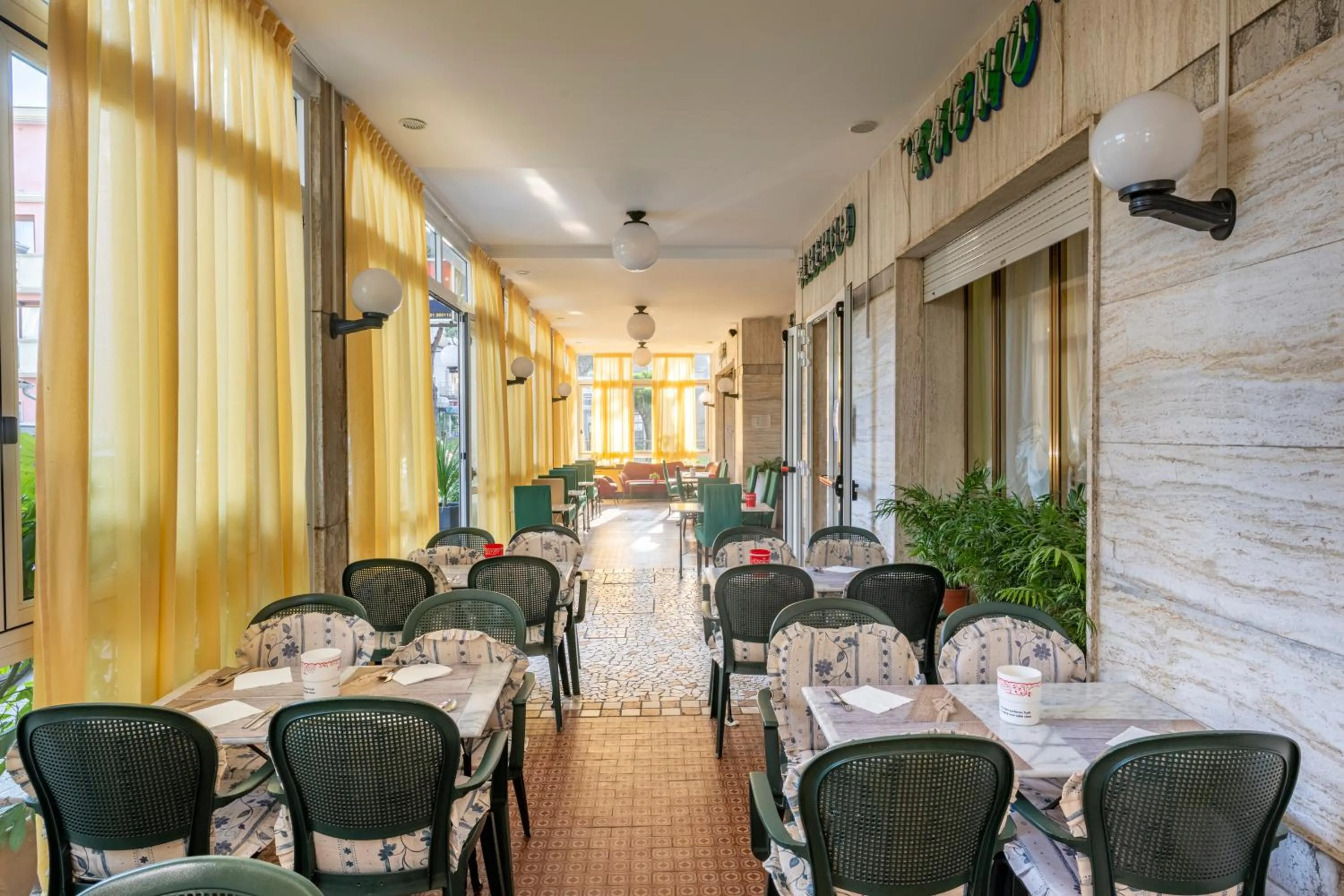 Restaurant/places to eat in Hotel Ragno