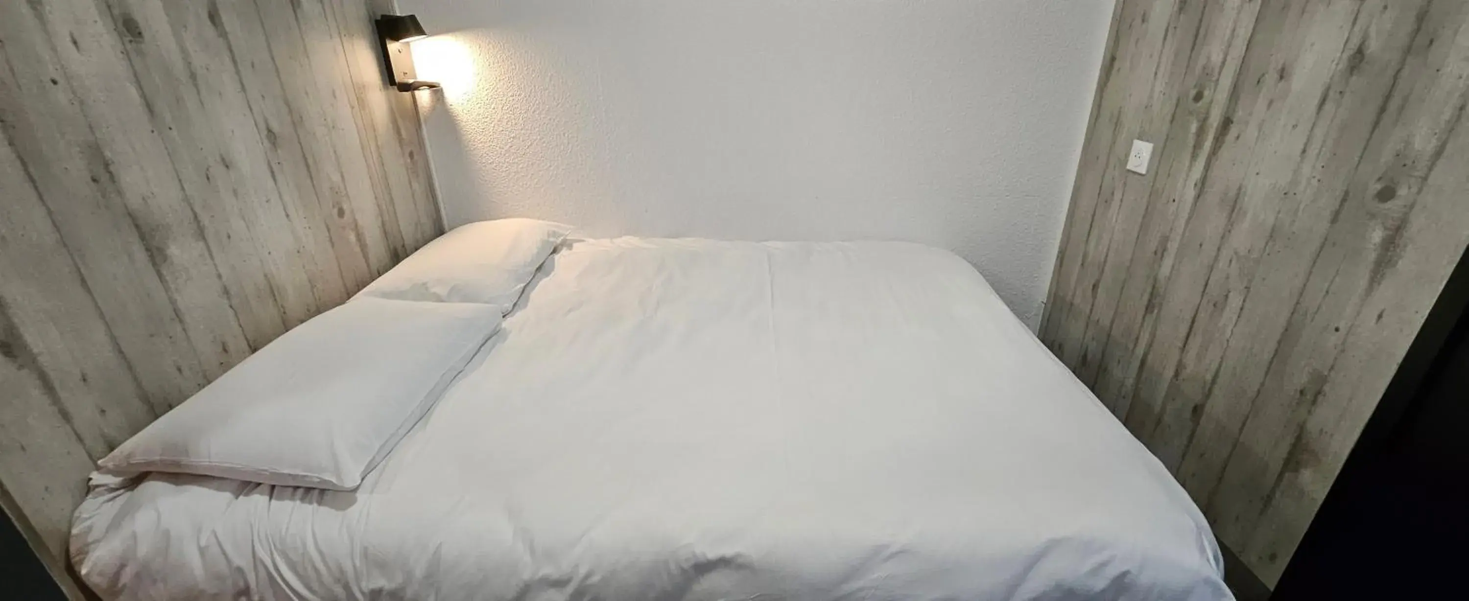 Double Room in Class'Eco Namur Double Room in Class'Eco Namur