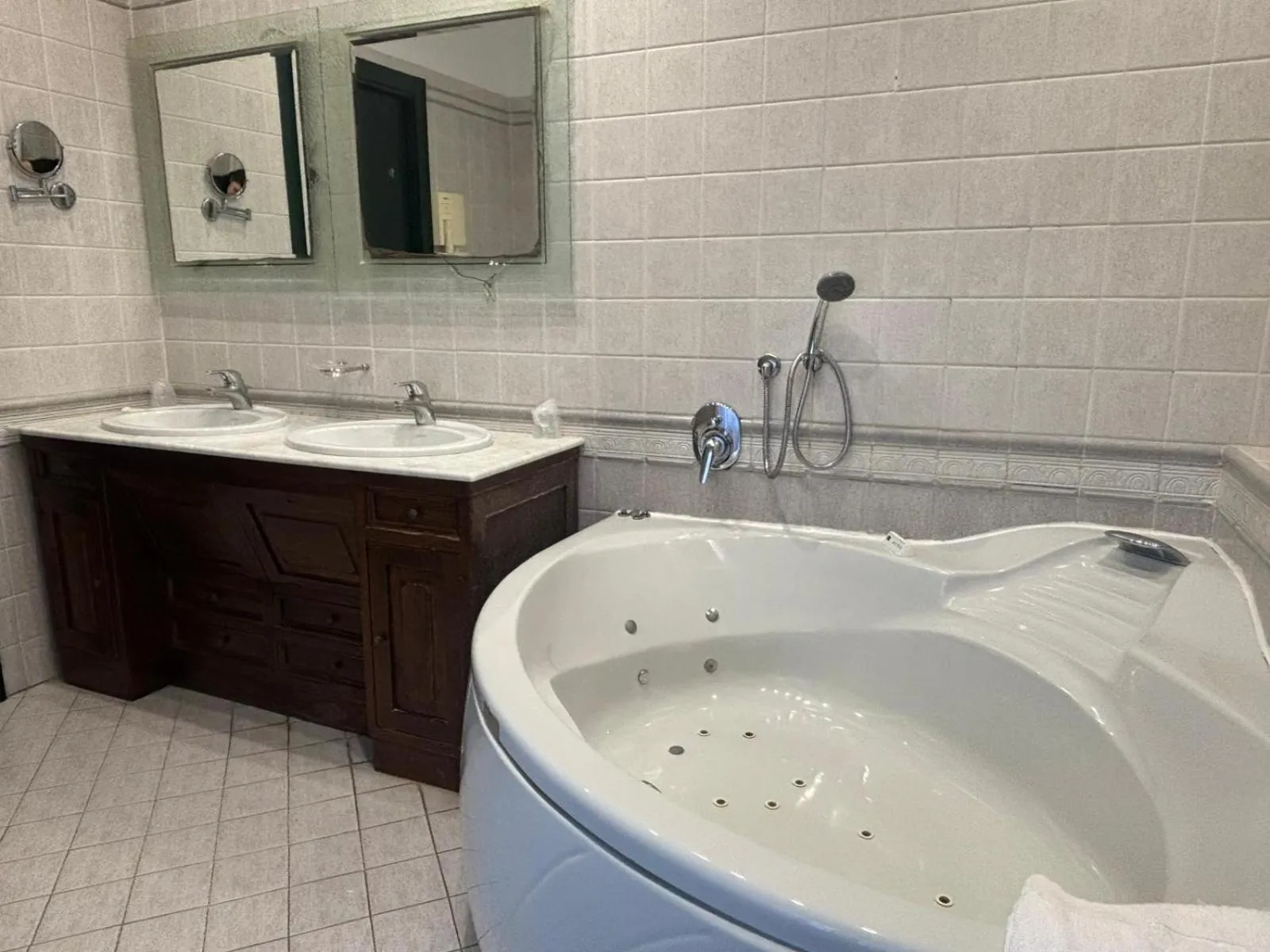 Bath in Da Mariuccia