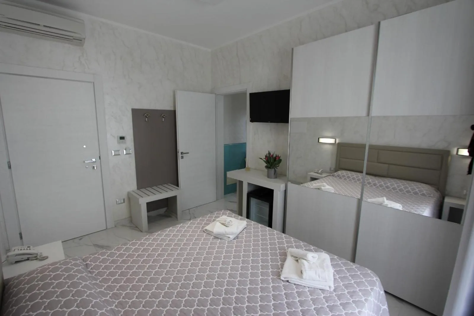 Photo of the whole room, Bed in Hotel Presidente